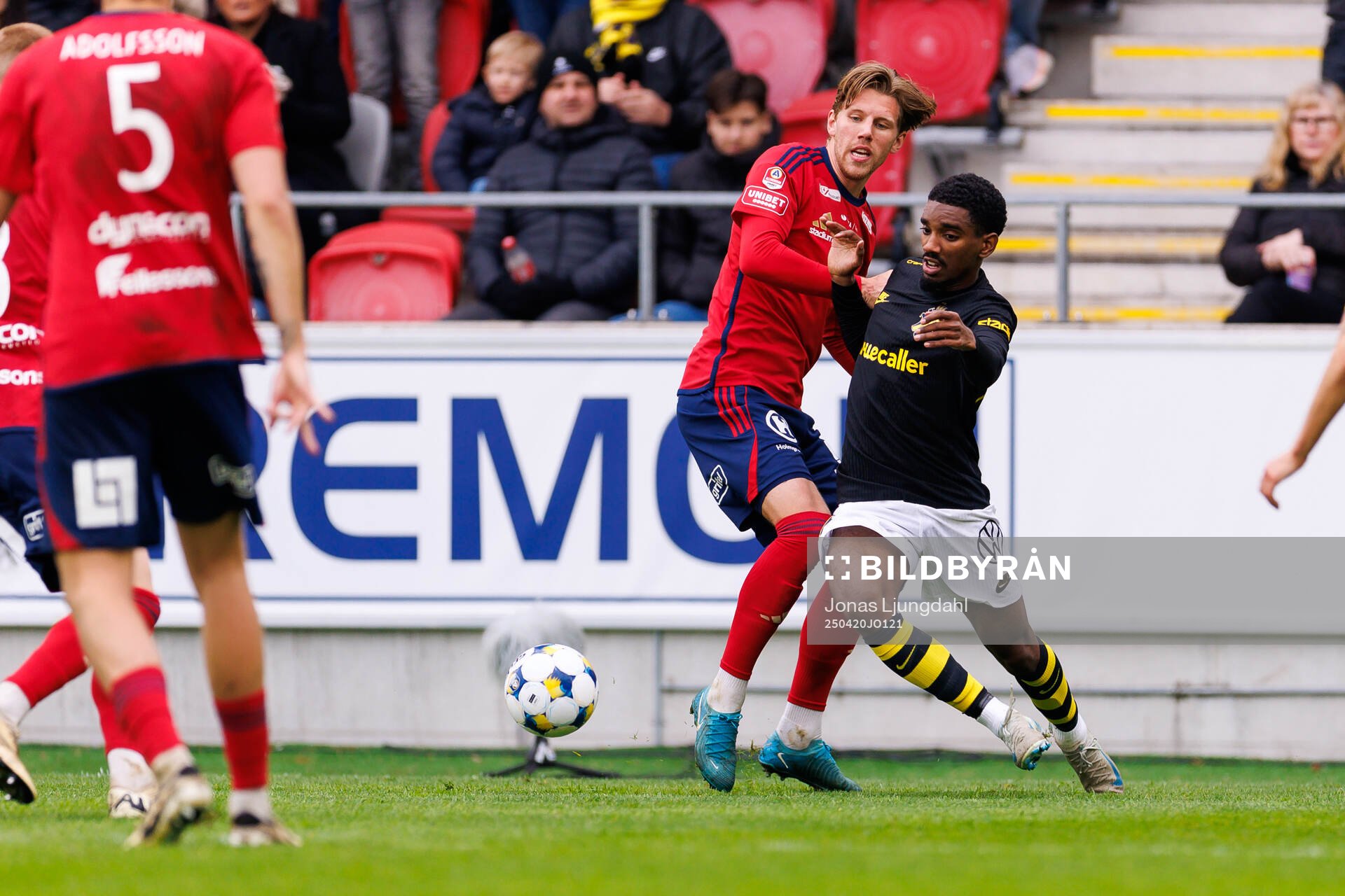Östers Noah Söderberg och AIKs Alexander Fesshaie Beraki