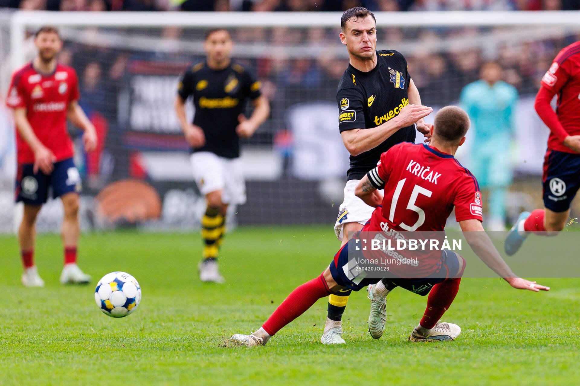 AIKs Áron Csongvai och Östers Ivan Kricak