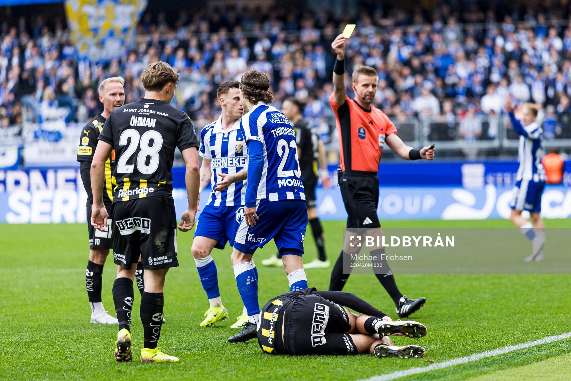 IFK Göteborgs Kolbeinn Thordarson får ett gult kort