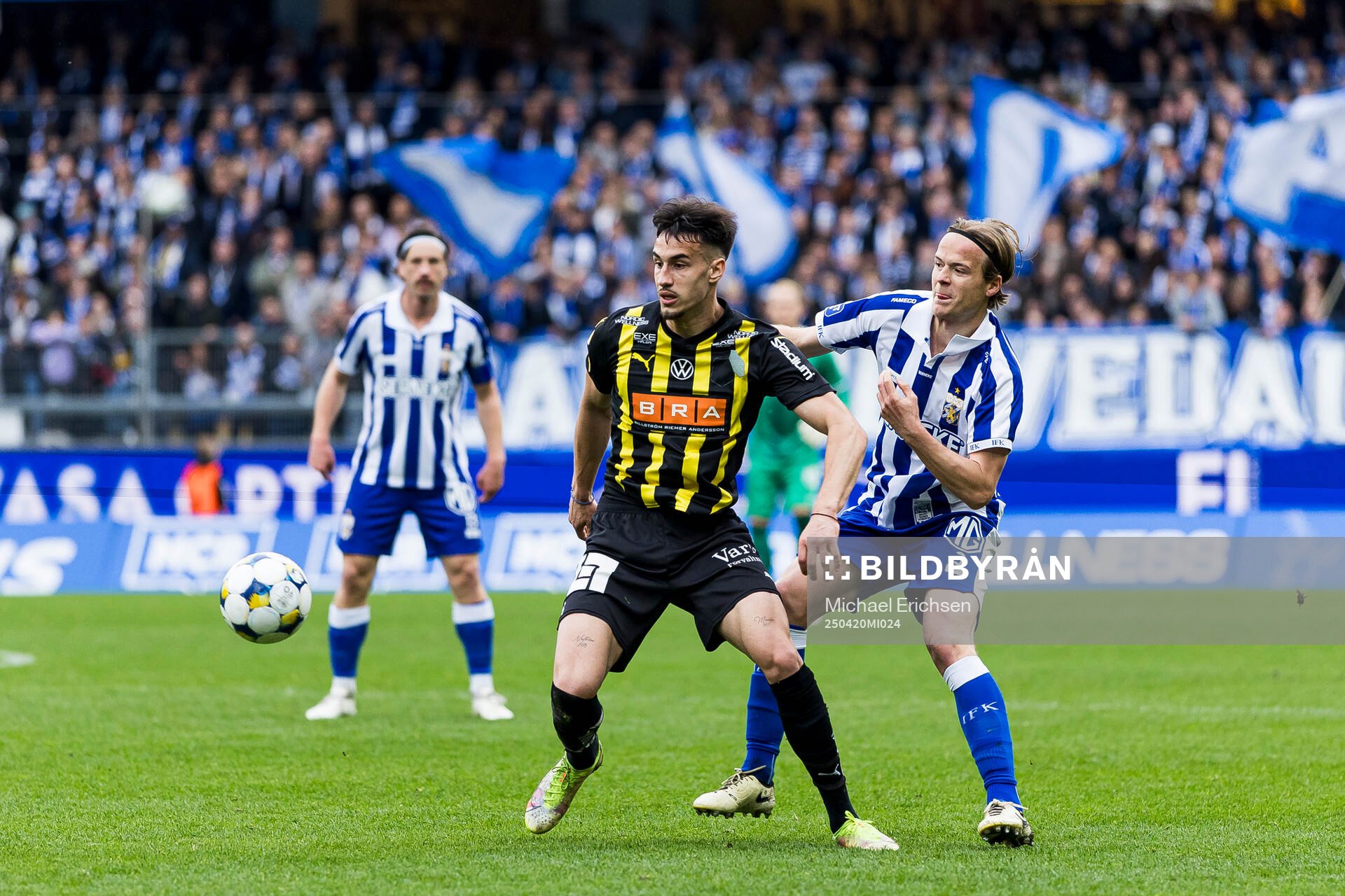 Häckens Srdjan Hrstic och IFK Göteborgs August Erlingmark