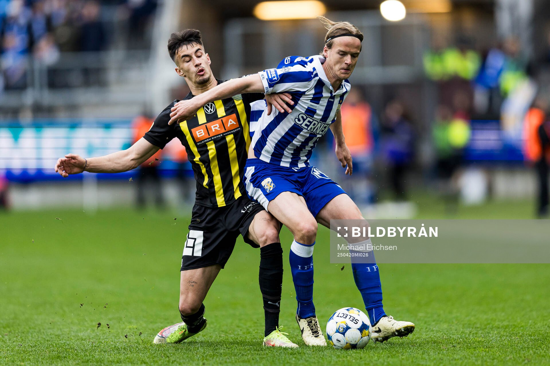 Häckens Srdjan Hrstic och IFK Göteborgs August Erlingmark