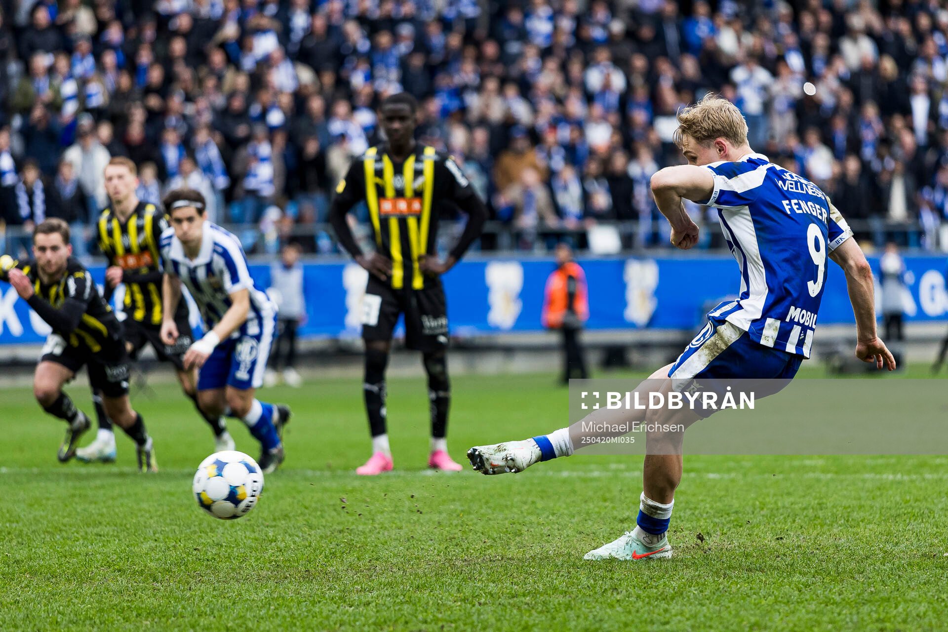 IFK Göteborgs Max Fenger gör 2-1 på en straffspark