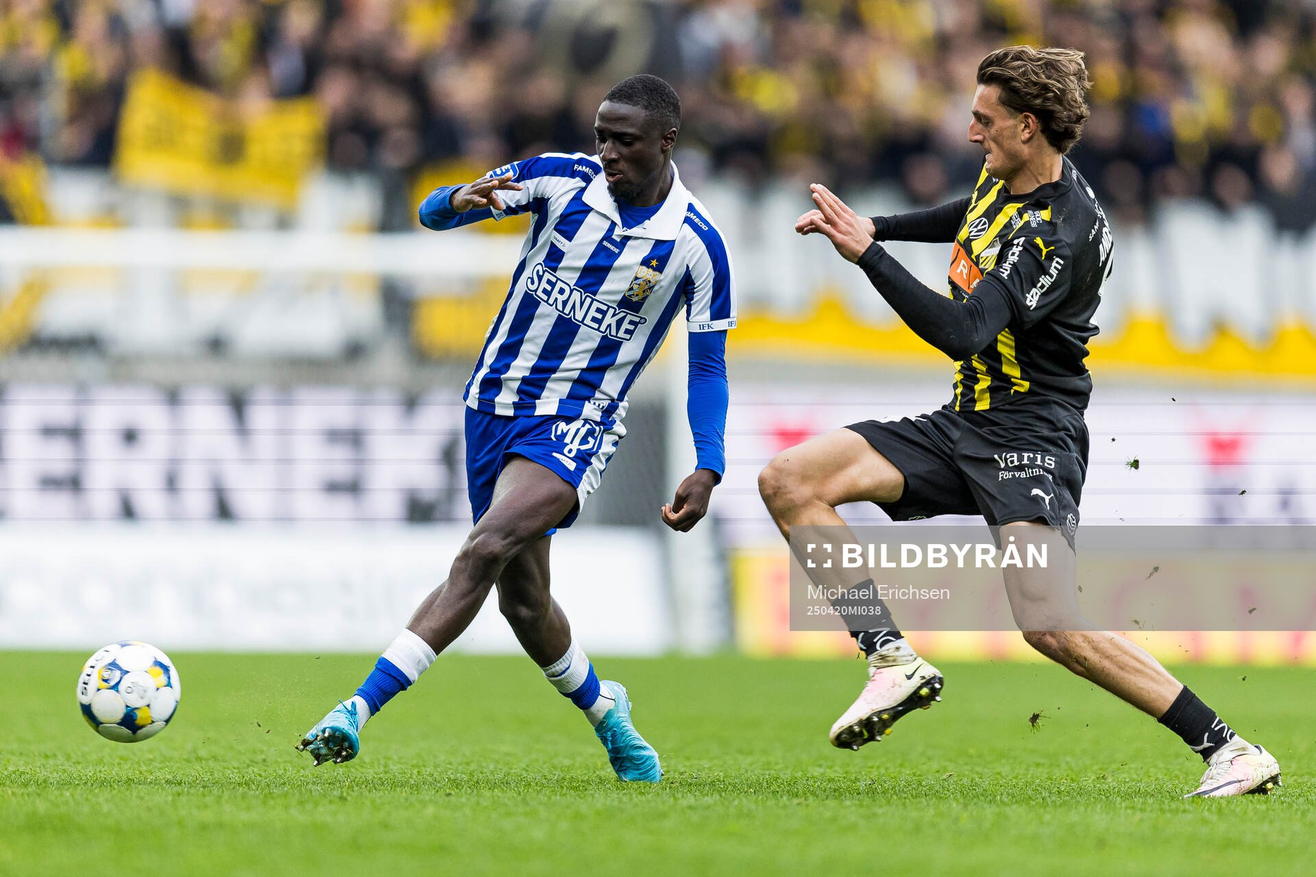 IFK Göteborgs Imam Jagne och Häckens Silas Andersen under fotbollsmatchen i Allsvenskan mellan IFK Göteborg och Häcken den 20 april 2025 i Göteborg.