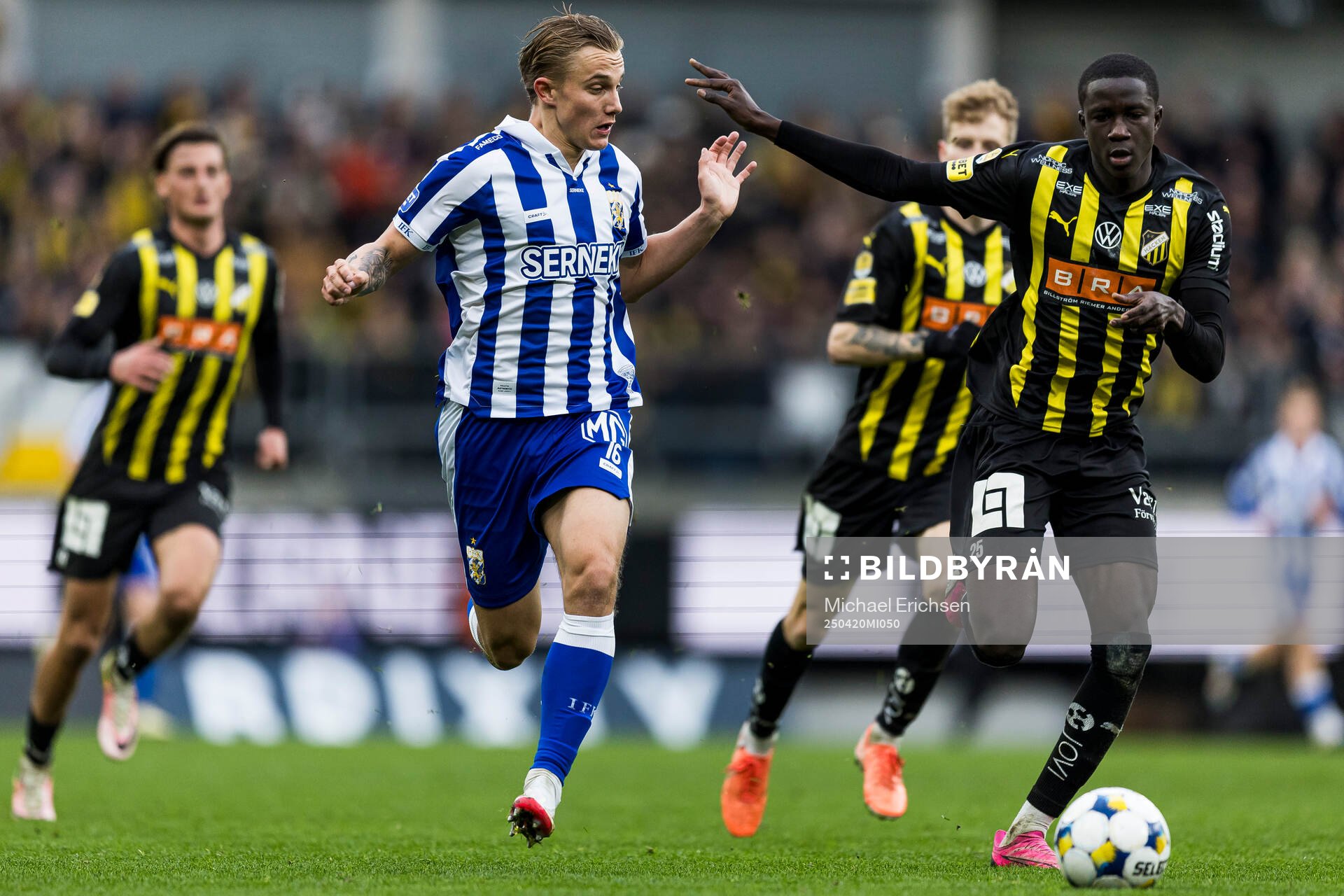 IFK Göteborgs Linus Carlstrand och Häckens Abdoulaye Faye