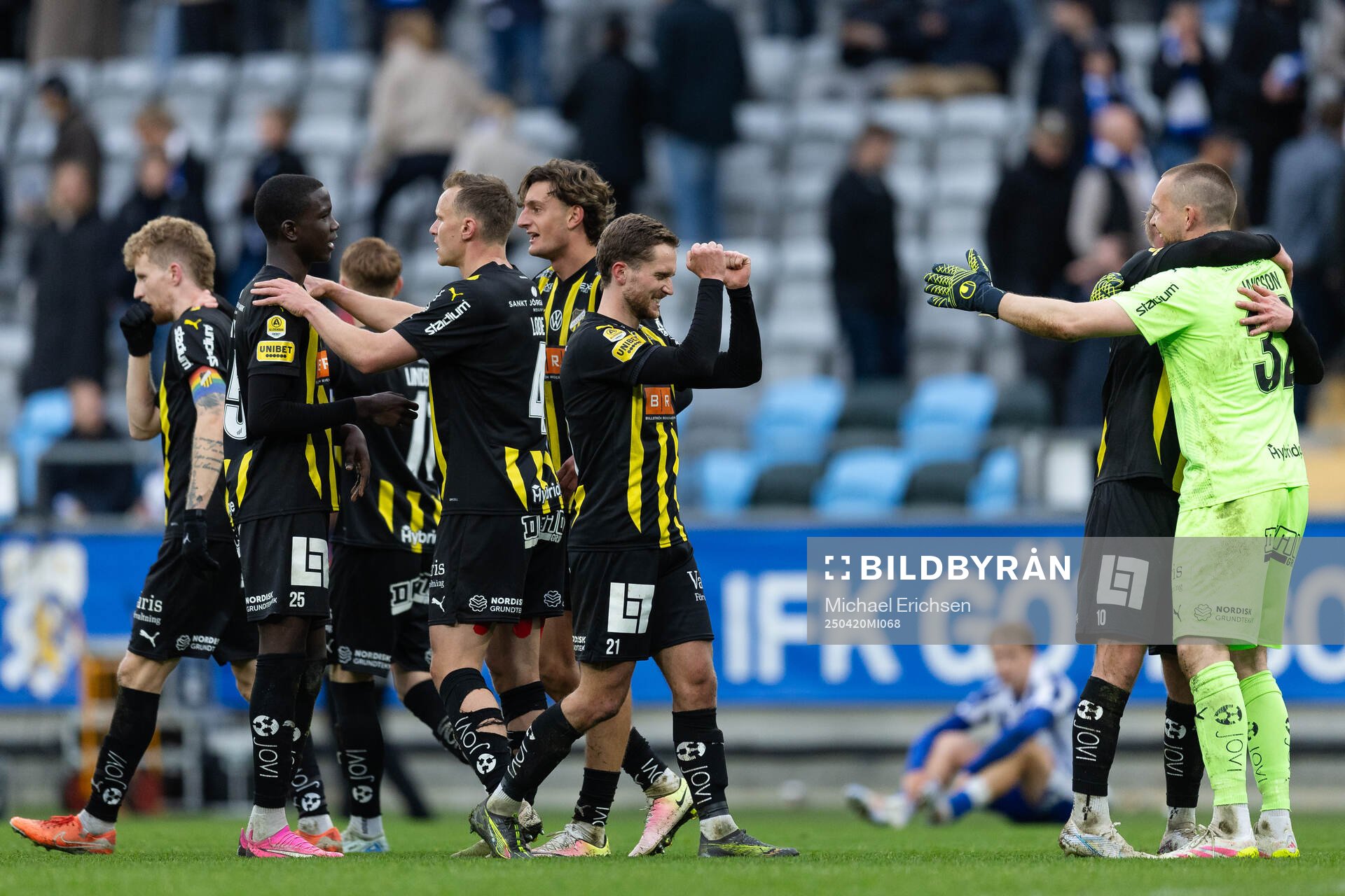 Häckens spelare jublar