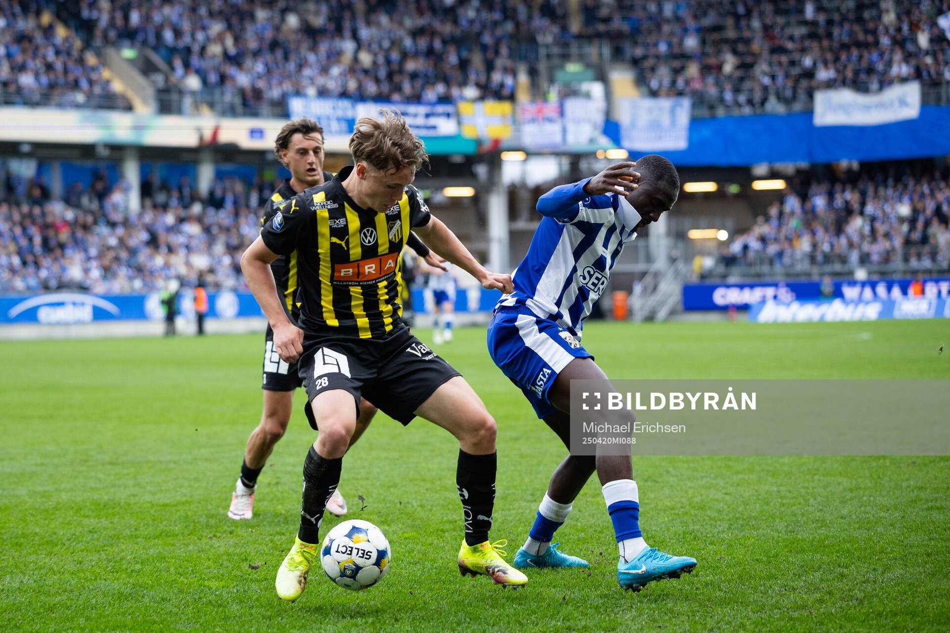 Häckens Filip Öhman och IFK Göteborgs Imam Jagne under fotbollsmatchen i Allsvenskan mellan IFK Göteborg och Häcken den 20 april 2025 i Göteborg.
