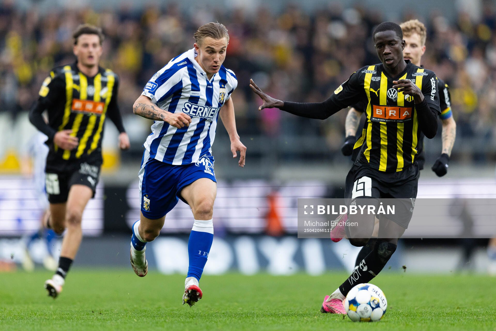 IFK Göteborgs Linus Carlstrand och Häckens Abdoulaye Faye