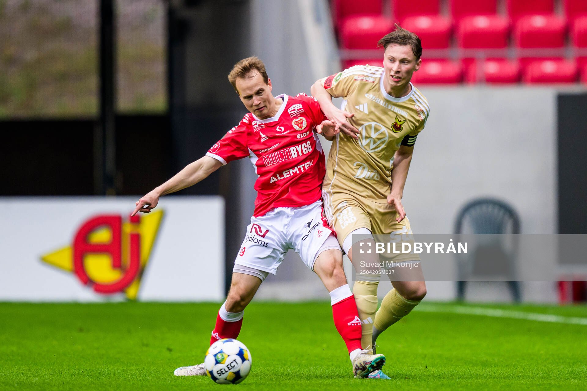 Kalmars Saku Ylätupa och Östersunds Philip Bonde under fotbollsmatchen i Superettan mellan Kalmar och Östersund den 20 april 2025 i Kalmar. 