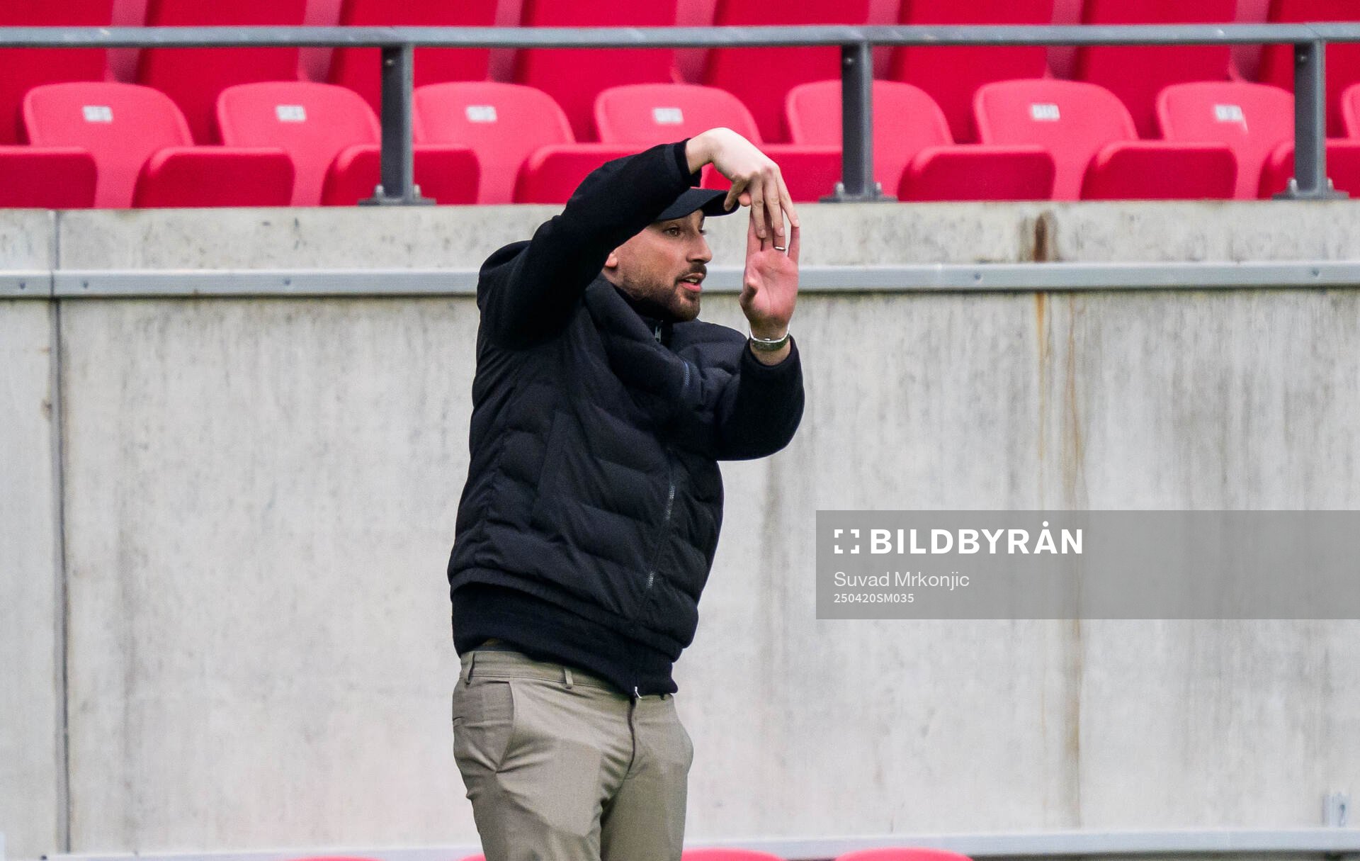 Östersunds tränare Kiarash Livani under fotbollsmatchen i Superettan mellan Kalmar och Östersund den 20 april 2025 i Kalmar. 