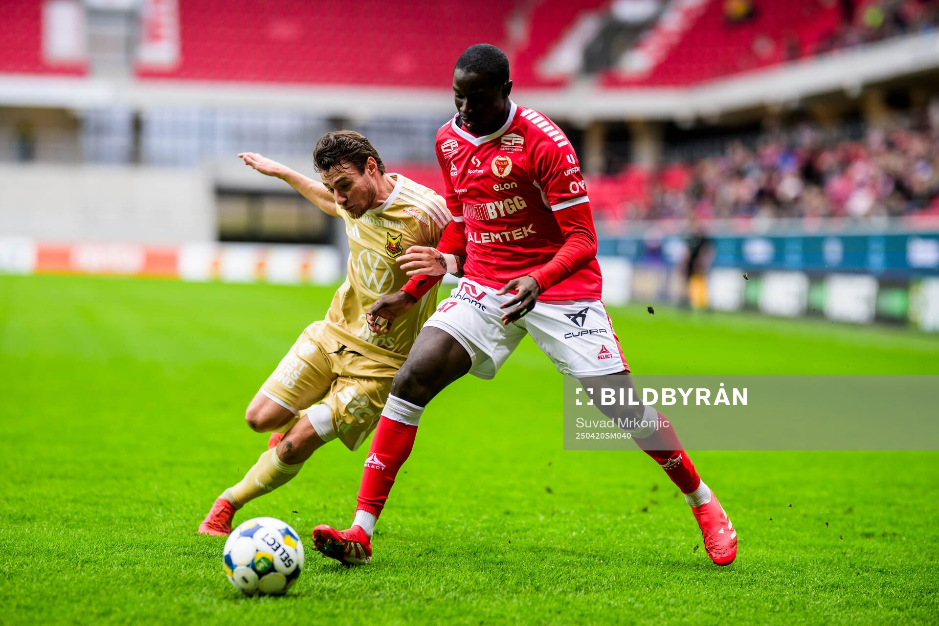 Östersunds Adrian Edqvist och Kalmars Aboubacar Keita under fotbollsmatchen i Superettan mellan Kalmar och Östersund den 20 april 2025 i Kalmar.