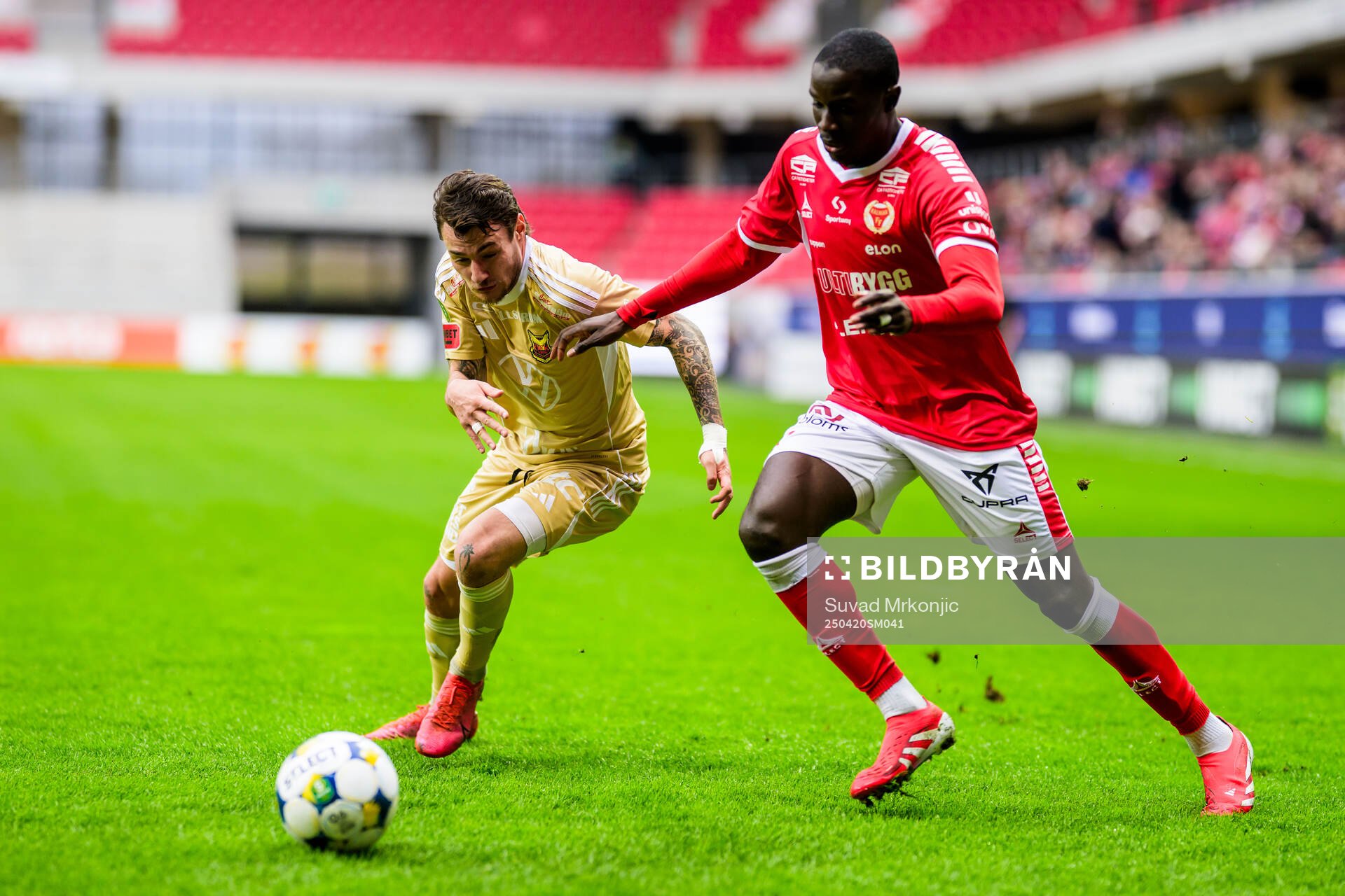 Östersunds Adrian Edqvist och Kalmars Aboubacar Keita