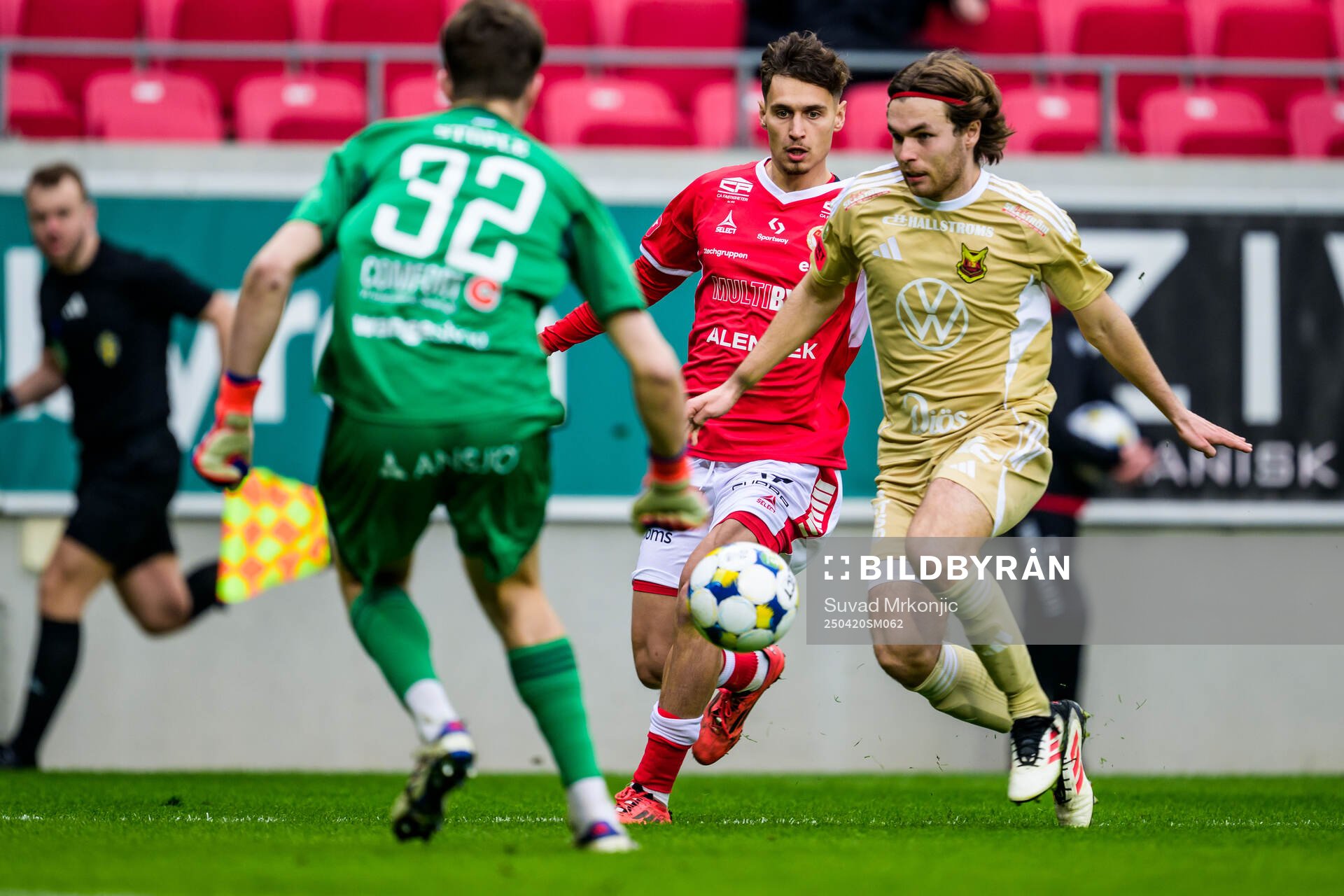 Kalmars Camil Jebara och Östersunds Theodor Johansson under fotbollsmatchen i Superettan mellan Kalmar och Östersund den 20 april 2025 i Kalmar.