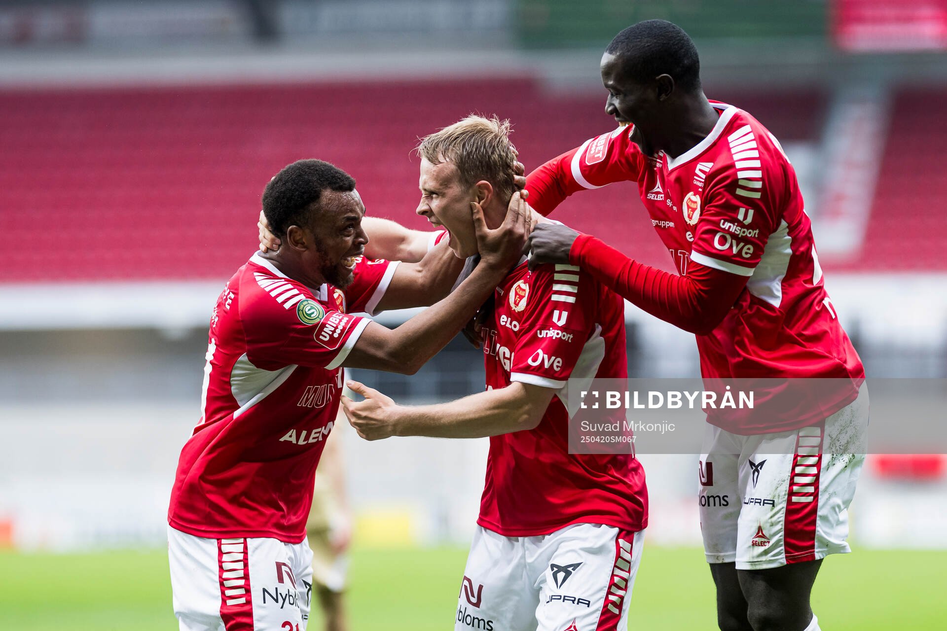 Kalmars Sivert Engh Øverby jublar tillsammans med Abdussalam Magashy och Aboubacar Keita efter 1-0 under fotbollsmatchen i Superettan mellan Kalmar och Östersund den 20 april 2025 i Kalmar.
