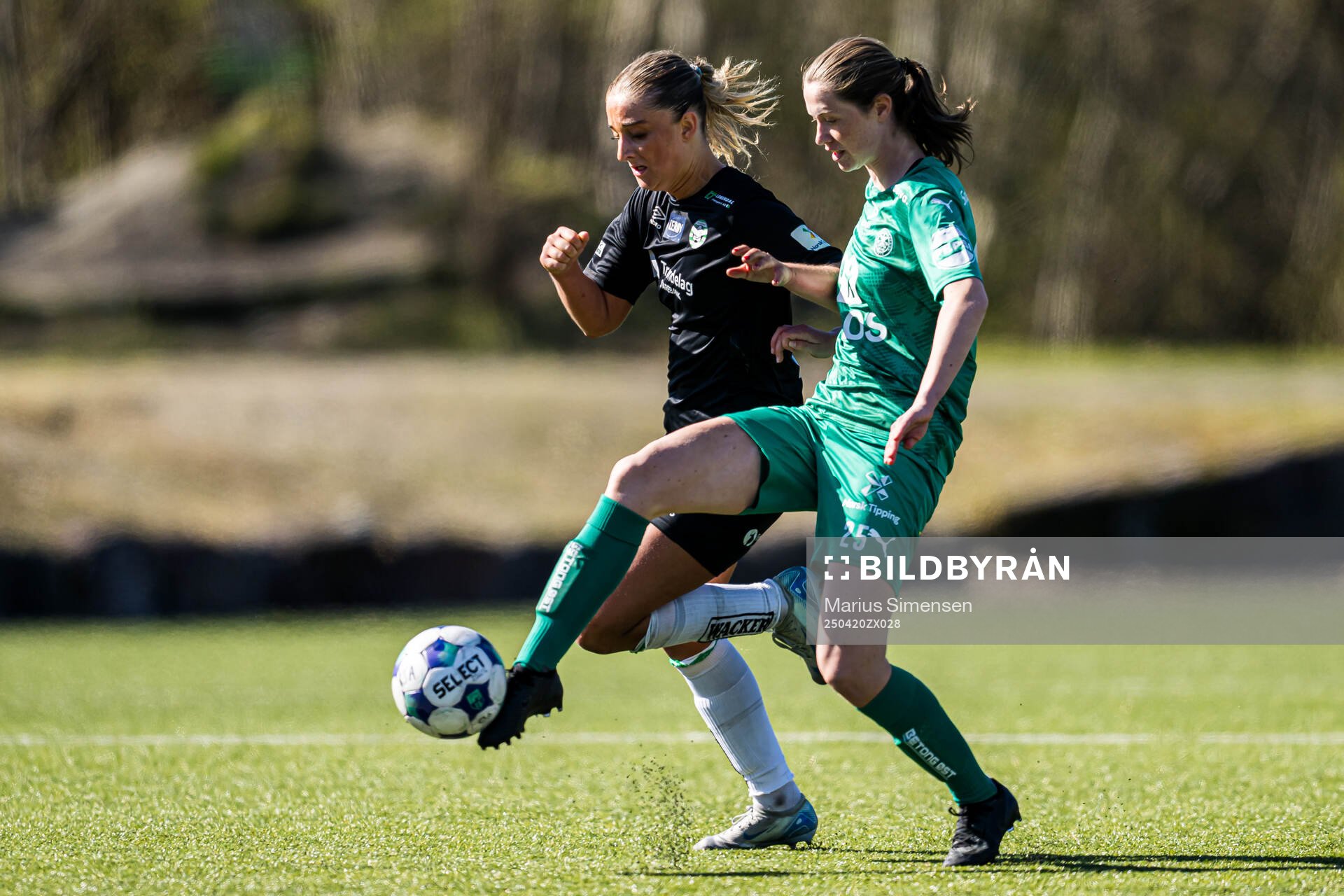 Thea Arnegård Kulvik of KIL/Hemne and Maria Hagen of HamKam