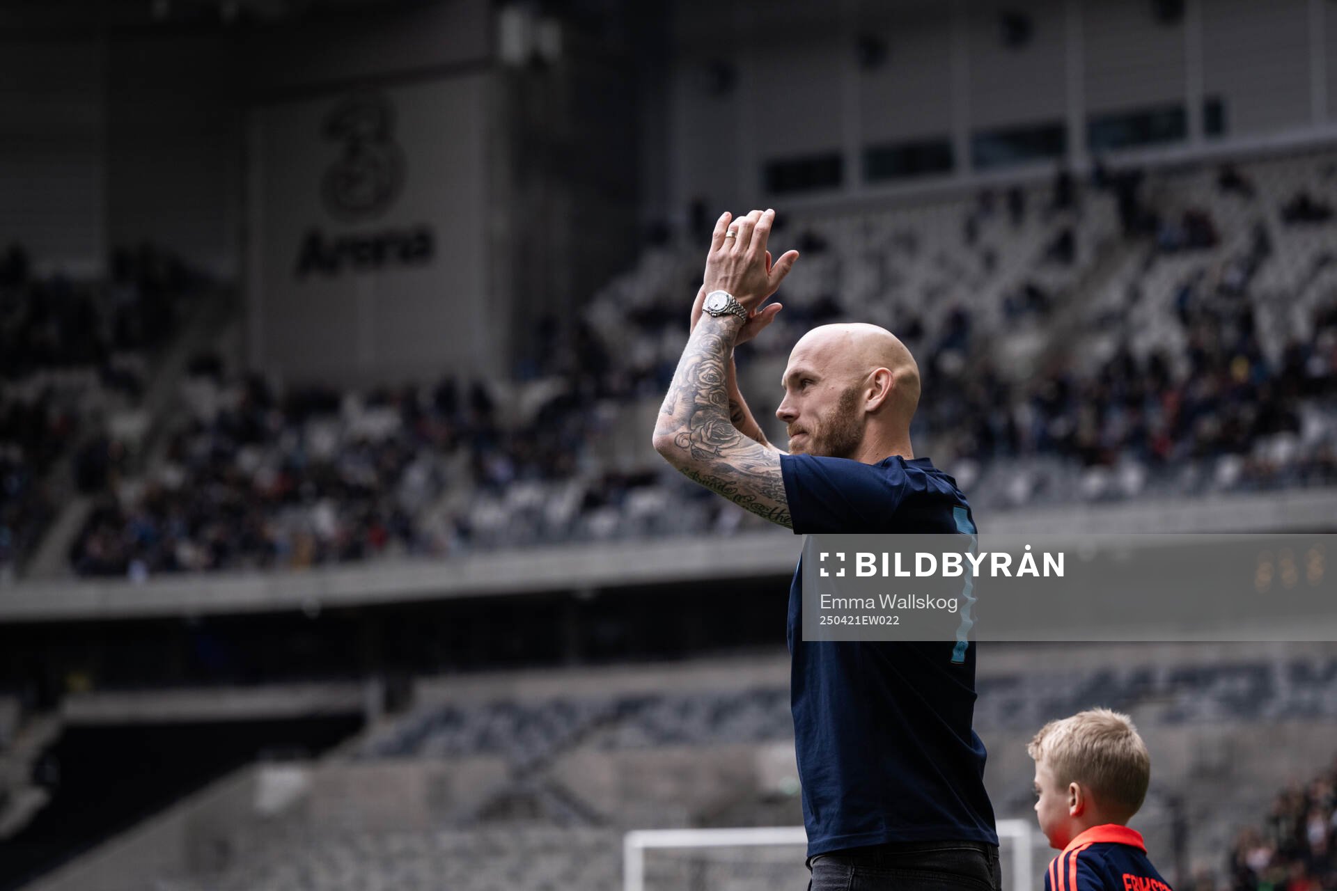 Magnus Eriksson tackas av