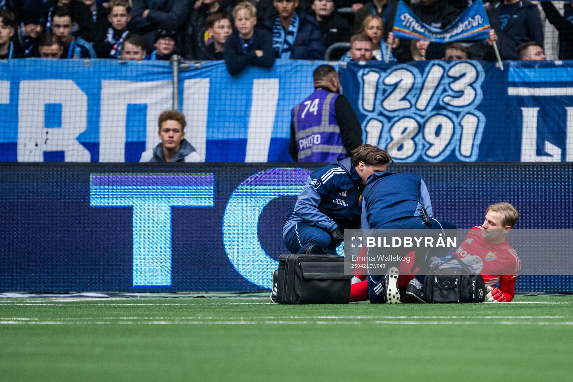 Djurgårdens målvakt Jacob Rinne undersöks av medicinsk