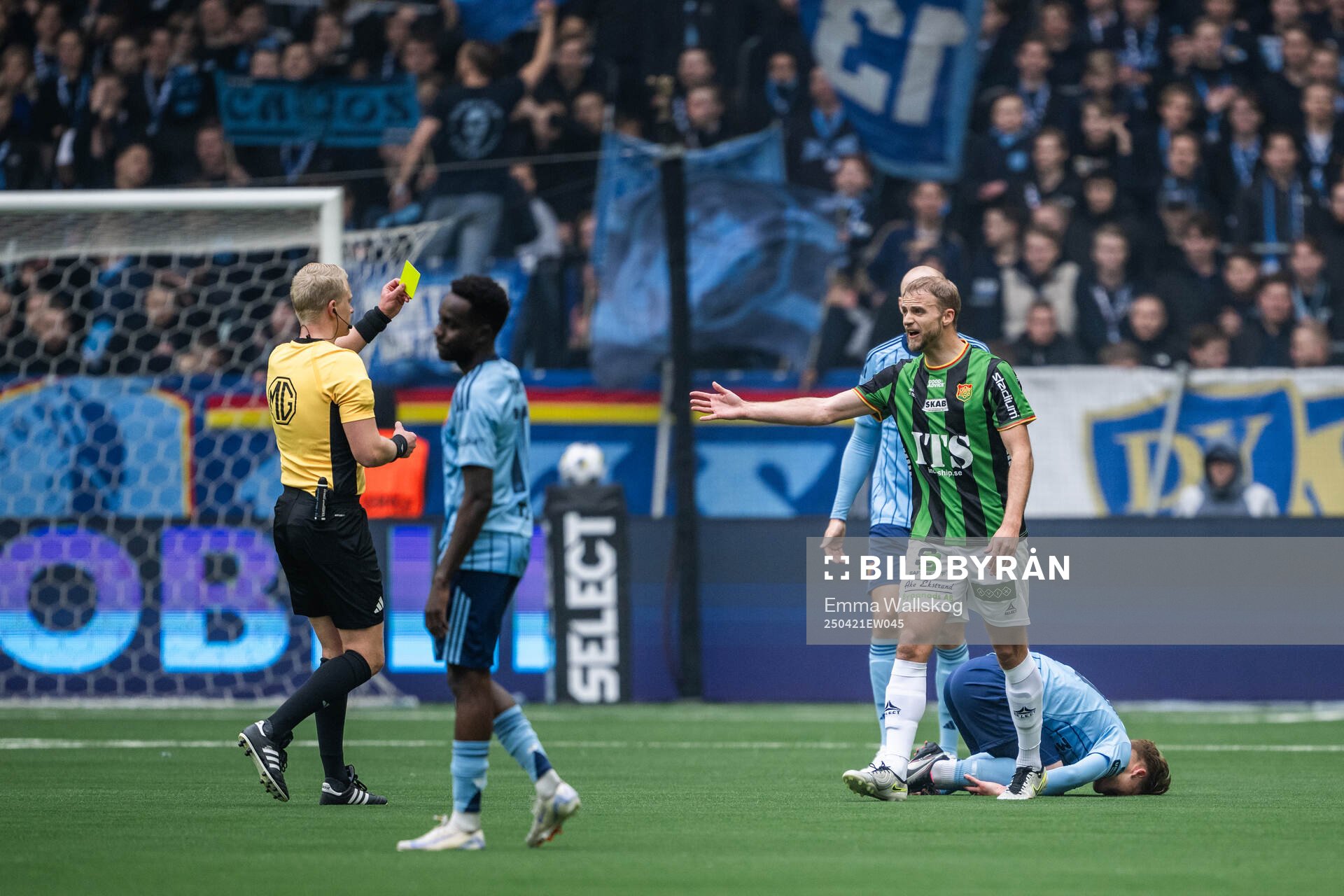 GAIS Gustav Lundgren tilldelas ett gult kort av Domare Adam