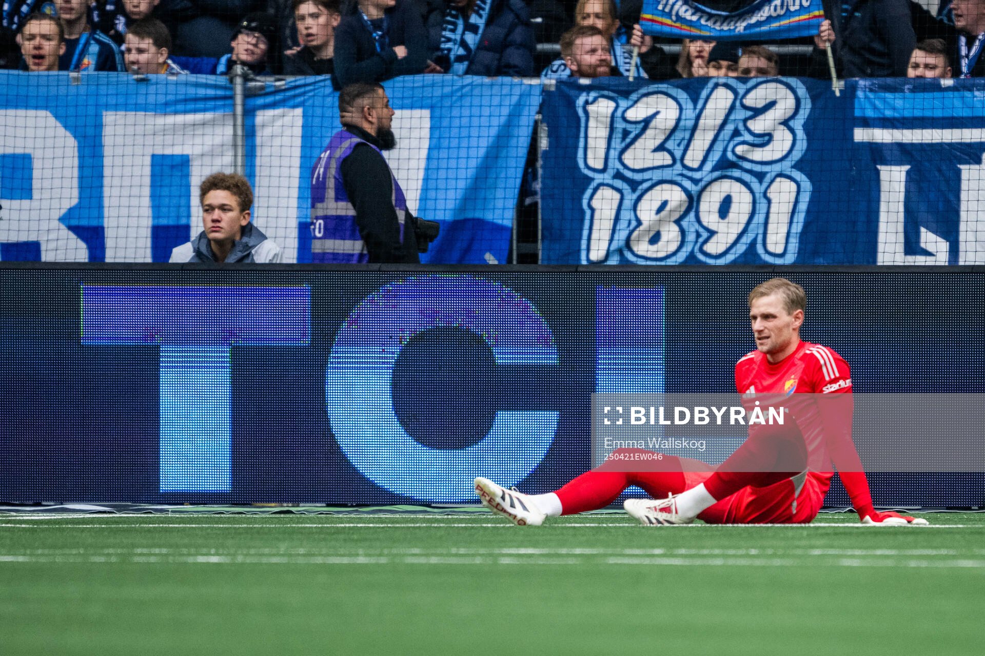 Djurgårdens målvakt Jacob Rinne har ont under fotbollsmatchen i Allsvenskan mellan Djurgården och GAIS den 21 april 2025 i Stockholm. 
