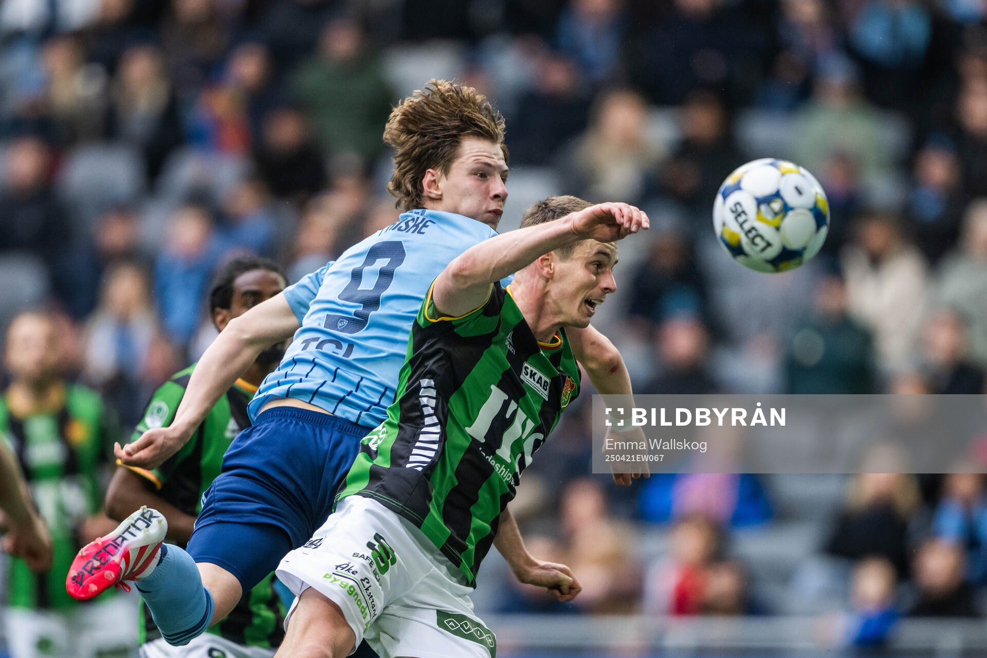 Djurgårdens August Priske Flyger och GAIS Oskar Ågren under fotbollsmatchen i Allsvenskan mellan Djurgården och GAIS den 21 april 2025 i Stockholm.