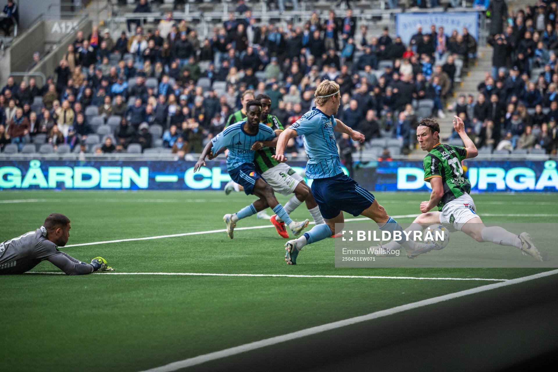 Djurgårdens Tokmac Nguen och Tobias Gulliksen mot GAIS
