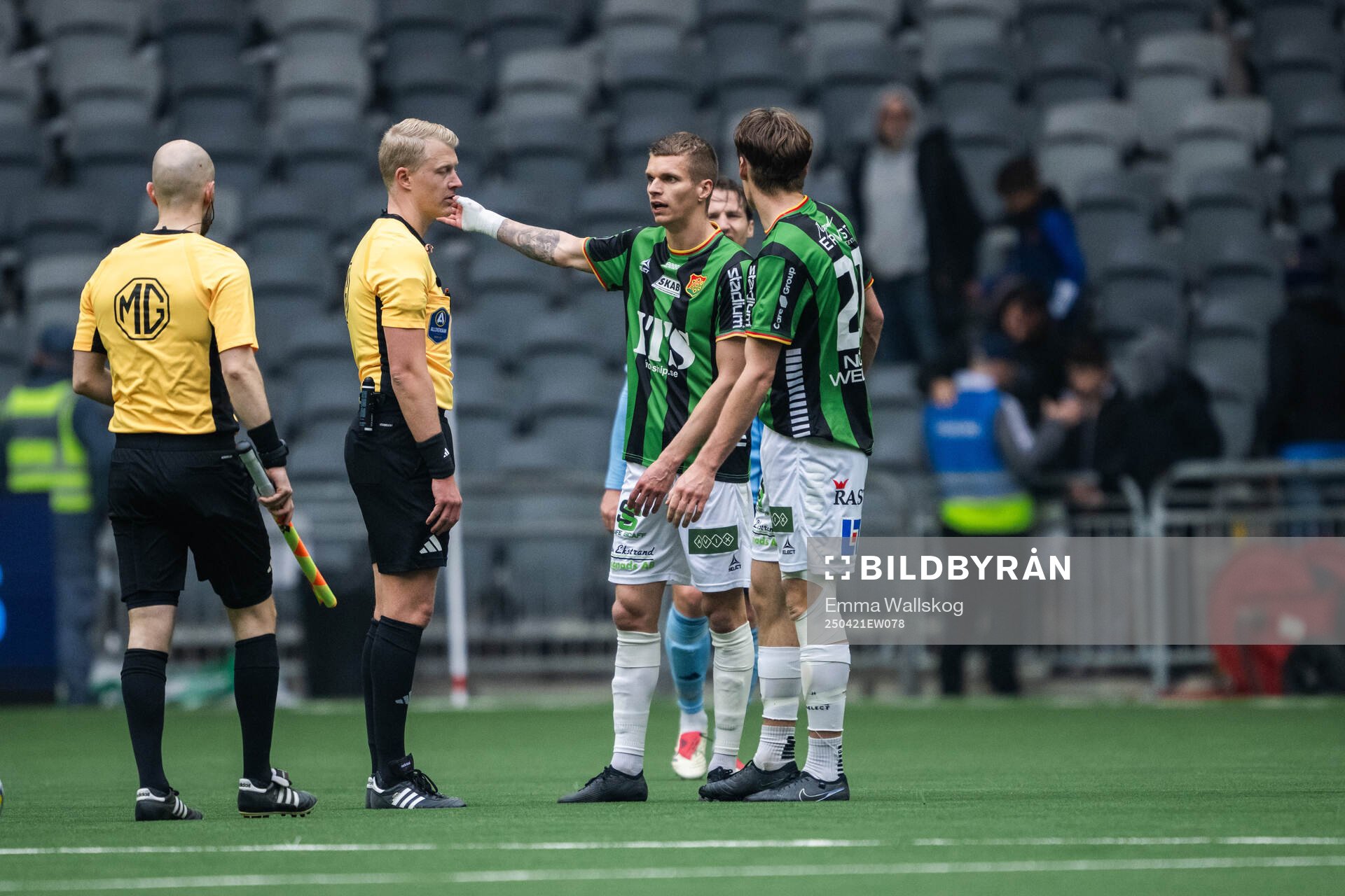 Domare Adam Ladebäck i diskussion med GAIS Lucas Hedlund