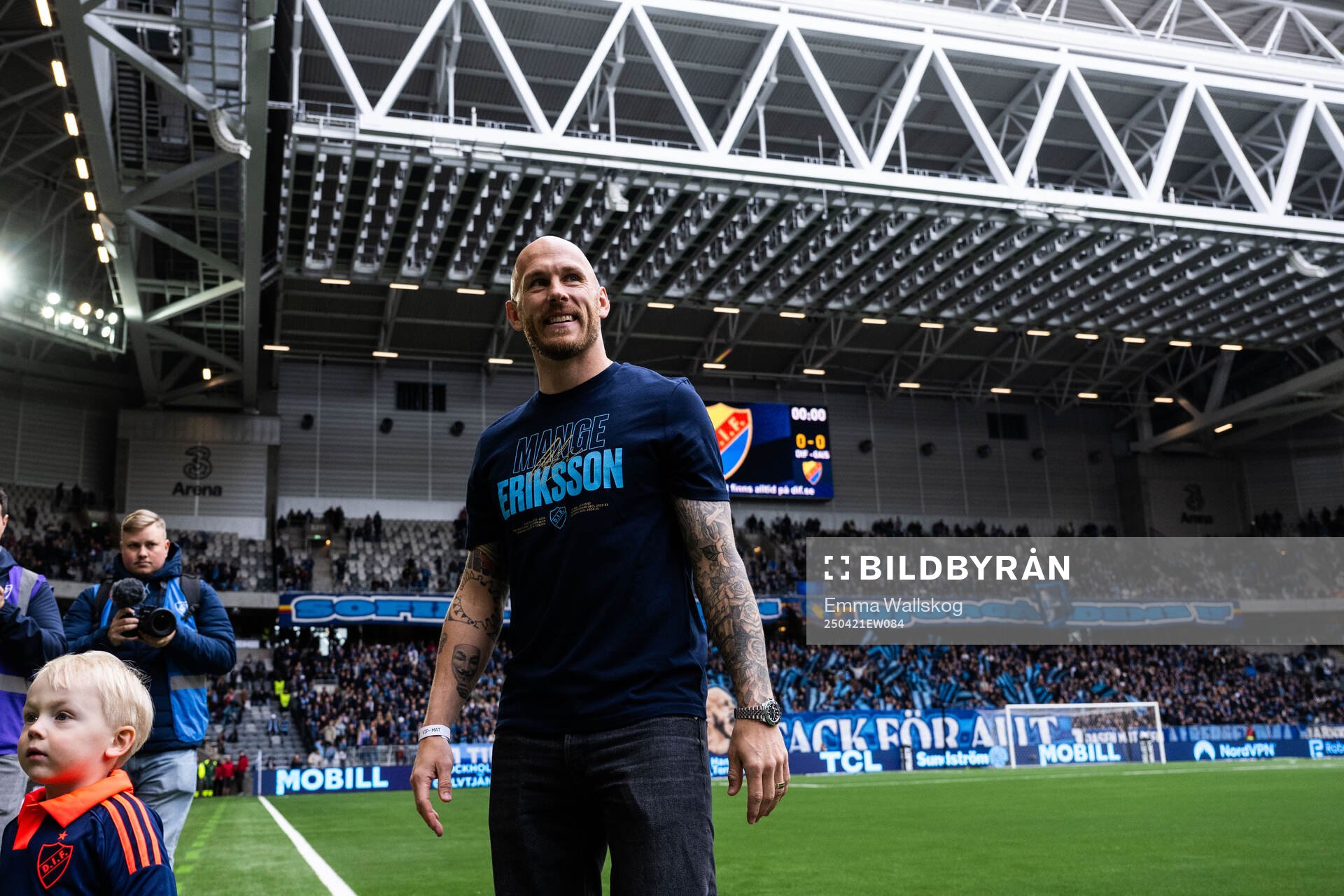 Magnus Eriksson tackas av inför fotbollsmatchen i Allsvenskan mellan Djurgården och GAIS den 21 april 2025 i Stockholm. 