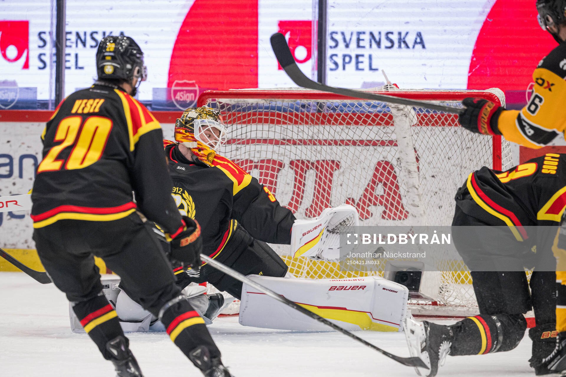 Luleås Anton Levtchi gör 0-2 påBrynäs målvakt Erik