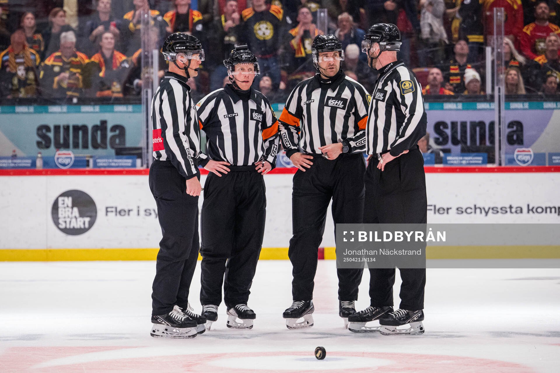 Domare Mikael Holm och Mikael Sjöqvist med linjedomare