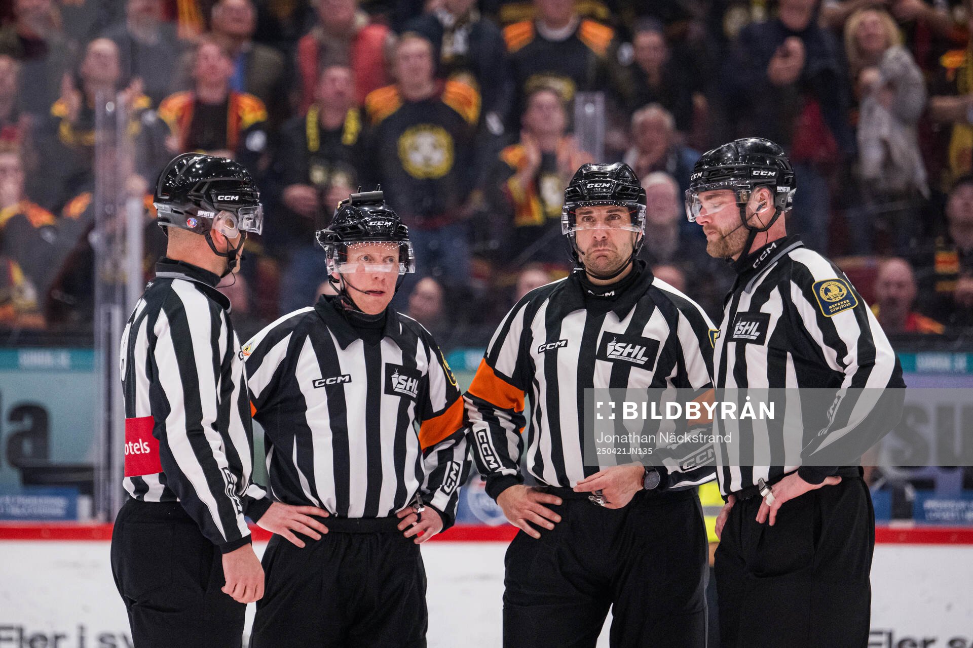 Domare Mikael Holm och Mikael Sjöqvist med linjedomare