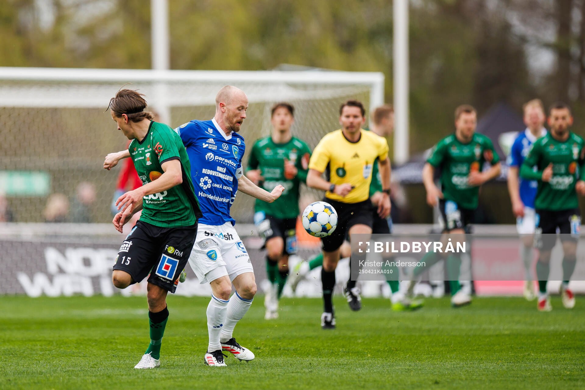 Varbergs Jesper Jonasson Westermark och Umeå FCs Stefan Lindmark under fotbollsmatchen i Superettan mellan Varberg och Umeå FC den 21 april 2025 i Varberg.