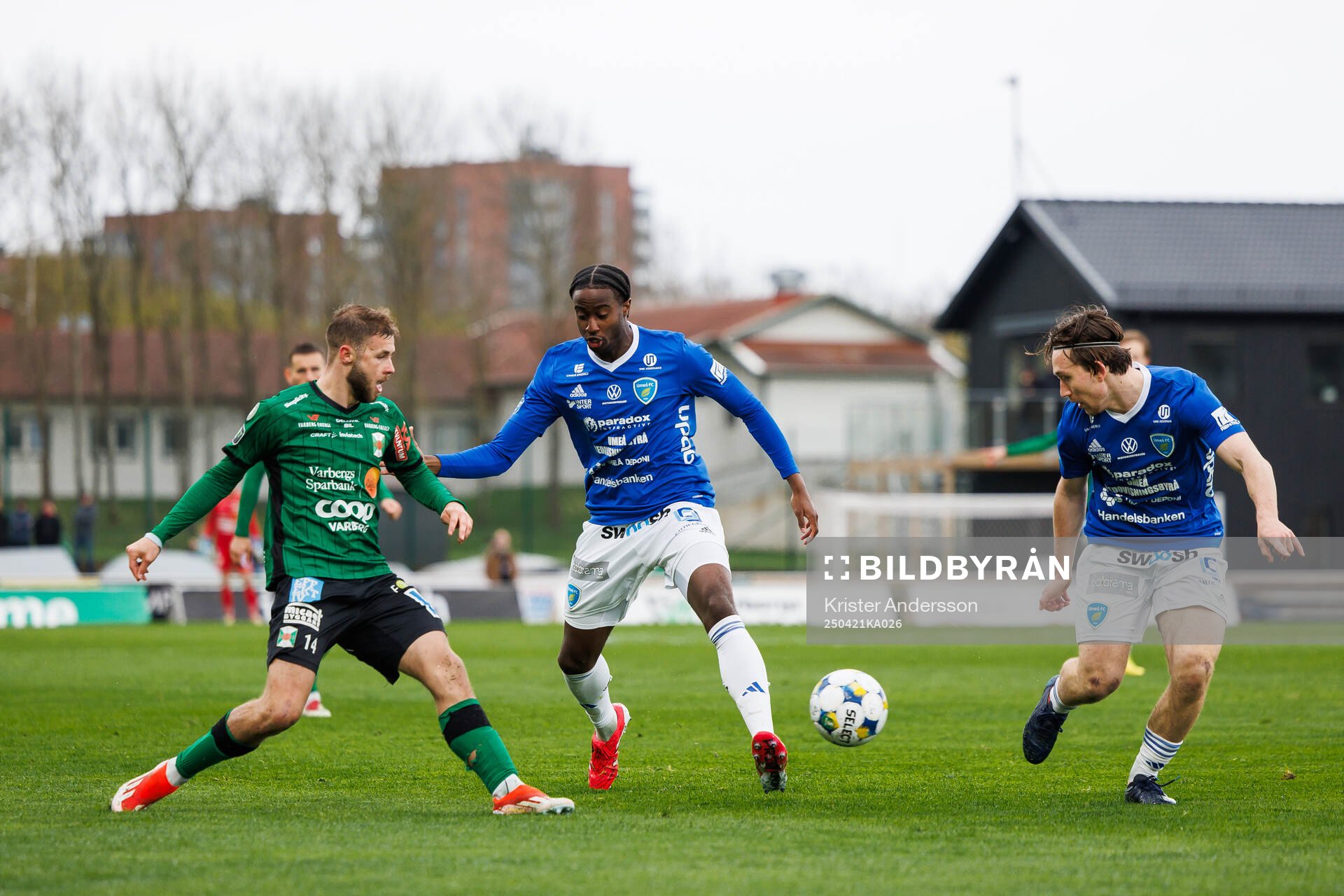 Varbergs Oliver Alfonsi mot Umeå FCs Djoseph Bangala och