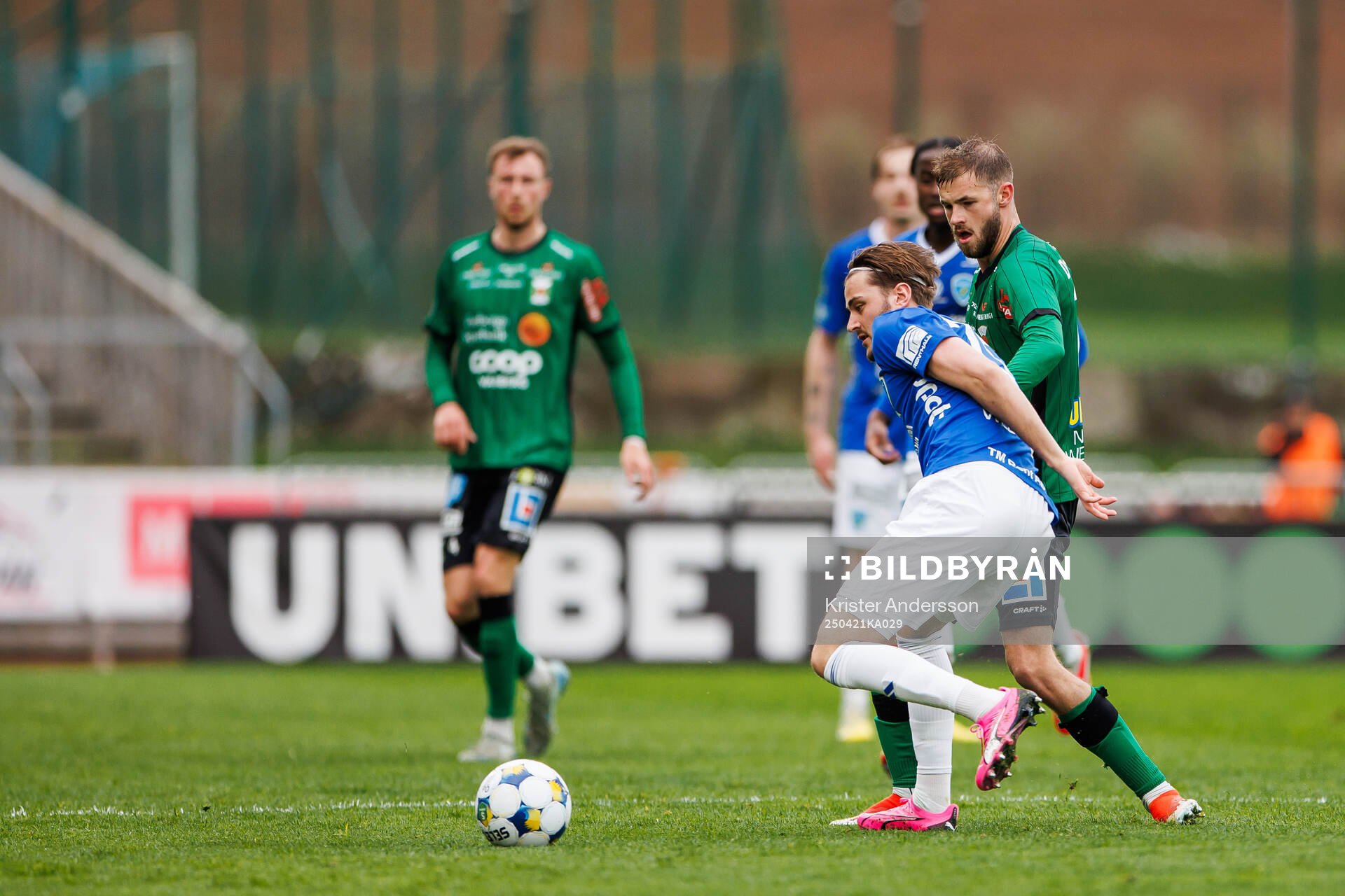 Umeå FCs Tim Olsson och Varbergs Oliver Alfonsi