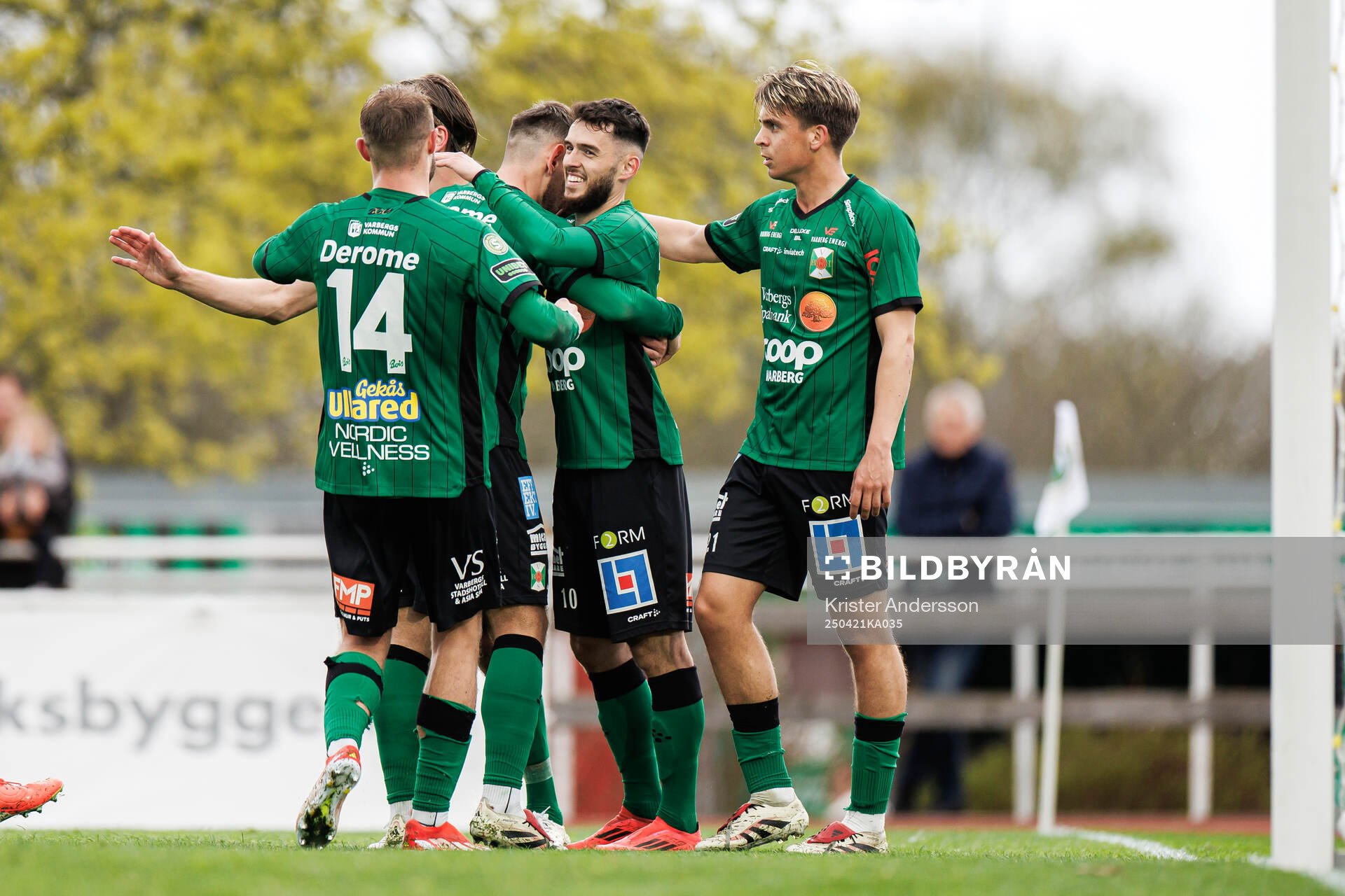 Varbergs Laorent Shabani jublar med laget