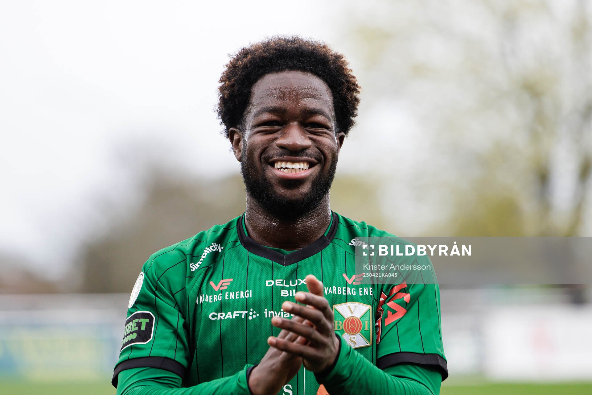Varbergs Kevin Appiah Nyarko jublar efter fotbollsmatchen i Superettan mellan Varberg och Umeå FC den 21 april 2025 i Varberg. 