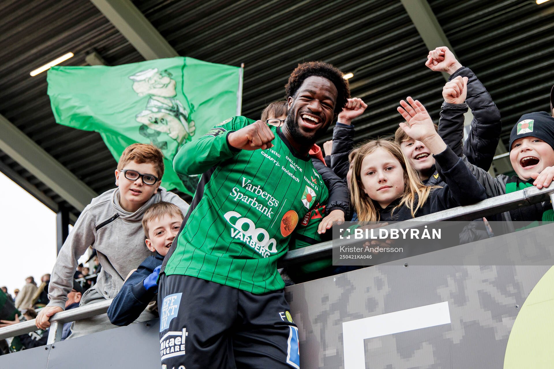 Varbergs Kevin Appiah Nyarko jublar med publiken