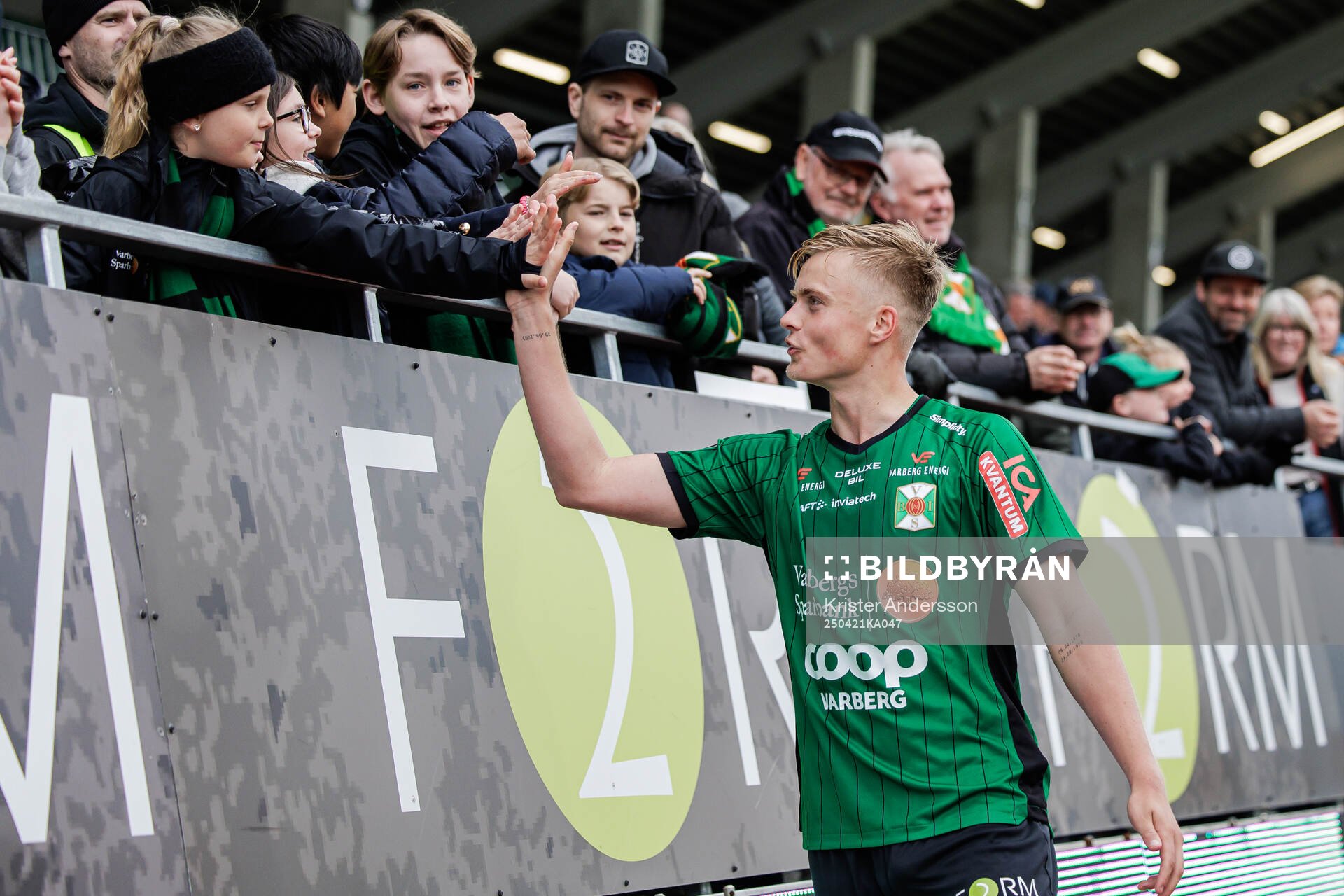 Varbergs Edvin Tellgren jublar med publiken
