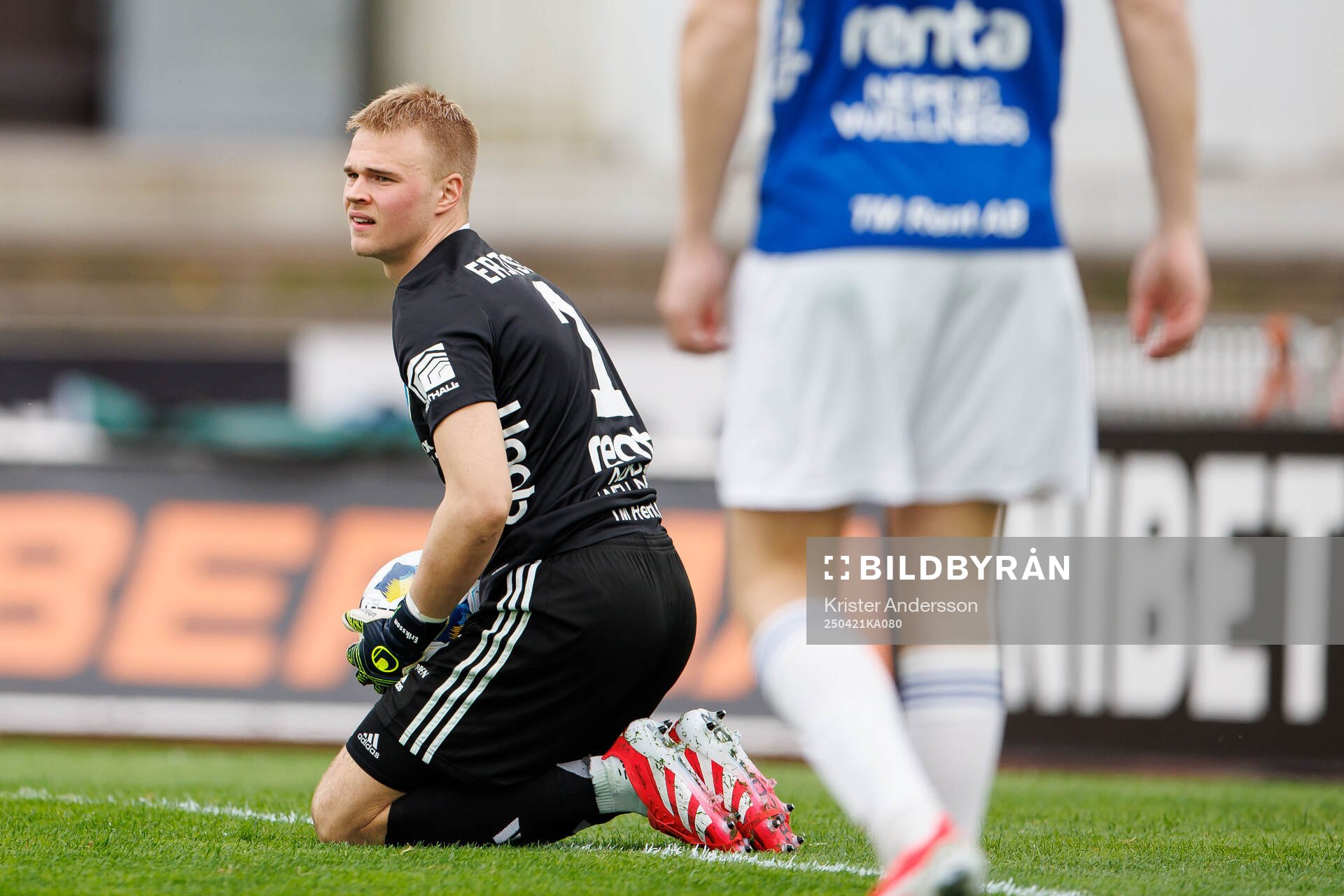 Umeå FCs målvakt Pontus Eriksson under fotbollsmatchen i Superettan mellan Varberg och Umeå FC den 21 april 2025 i Varberg. 