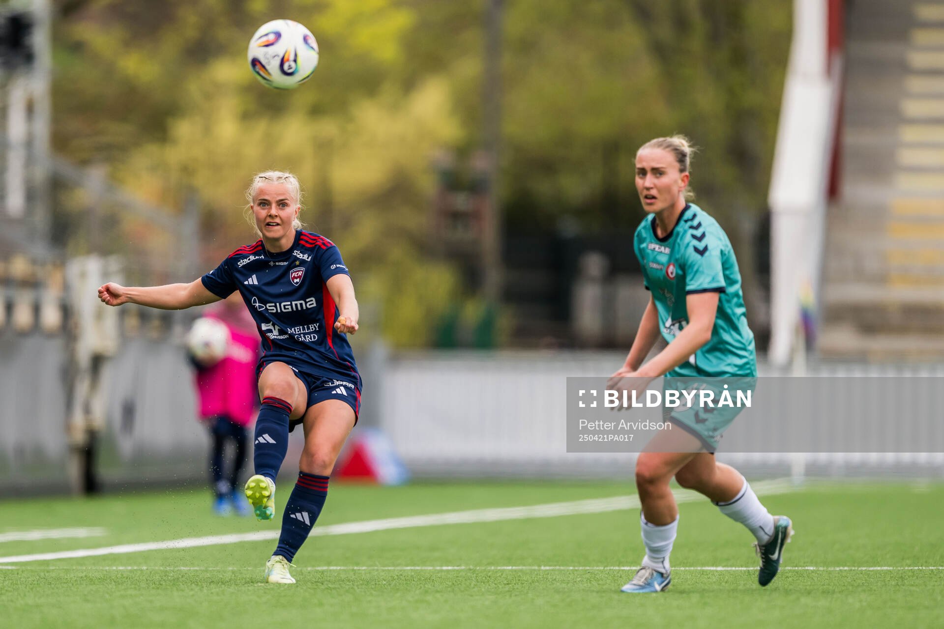 Rosengårds Emilie Woldvik och Kristianstads Beata Olsson under fotbollsmatchen i Damallsvenskan mellan Rosengård och Kristianstad den 21 april 2025 i Malmö.
