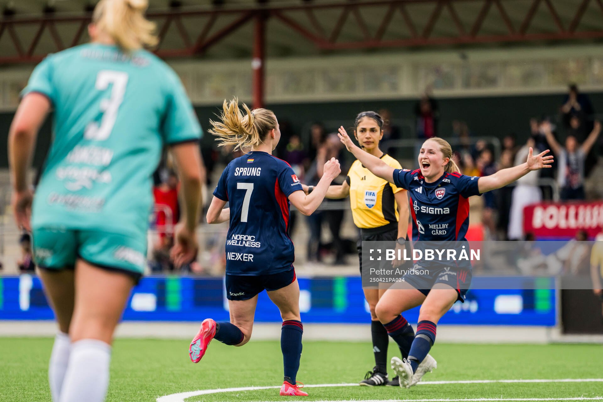 Rosengårds Bea Sprung och Hanna Andersson jublar