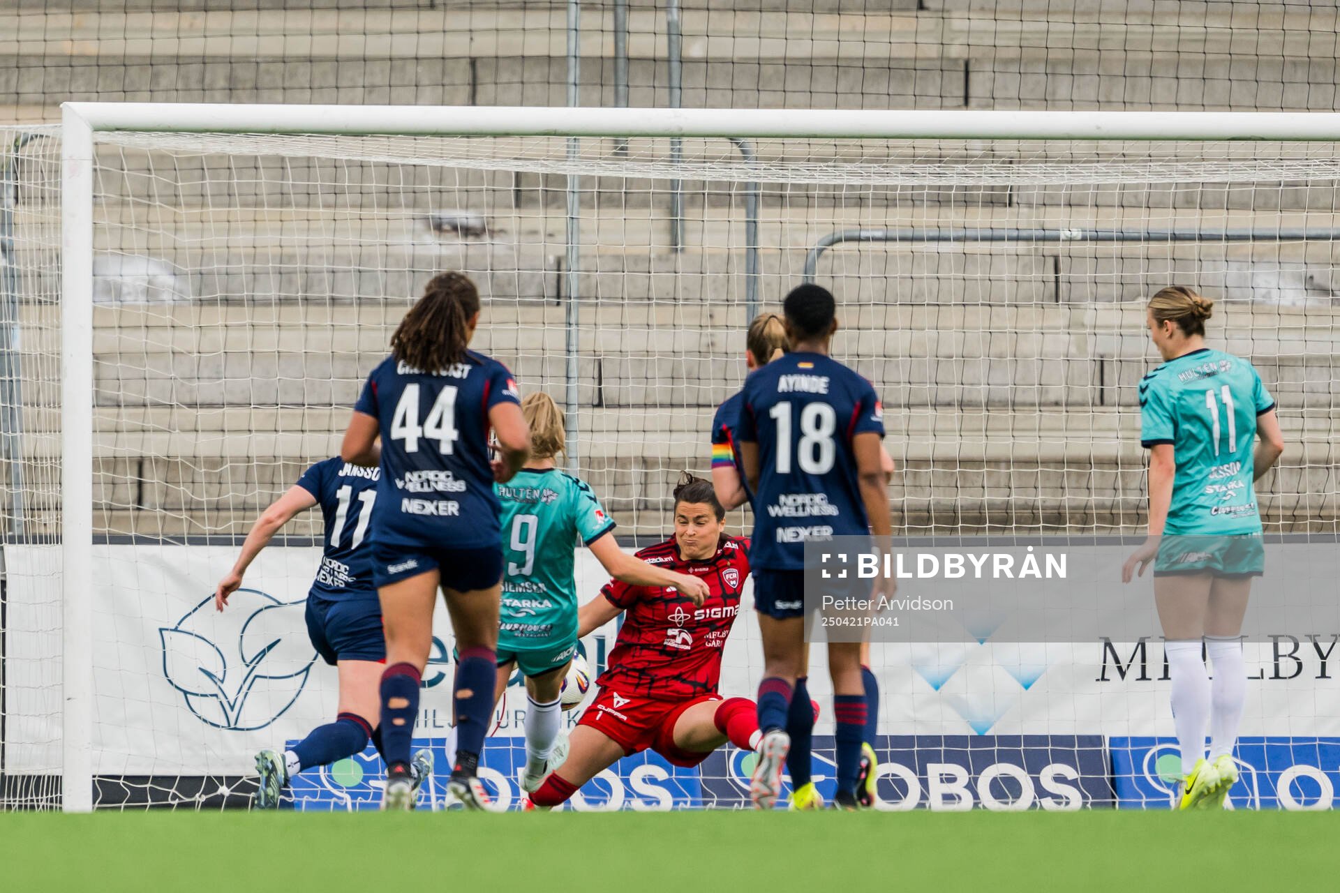 Kristianstads Remy Siemsen och Rosengårds målvakt Eartha