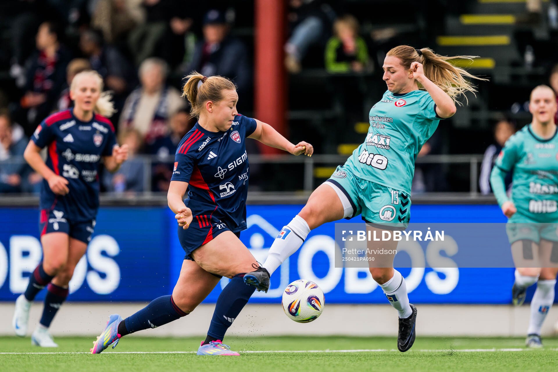 Rosengårds Oona Sevenius och Kristianstads Emma Petrovic under fotbollsmatchen i Damallsvenskan mellan Rosengård och Kristianstad den 21 april 2025 i Malmö.