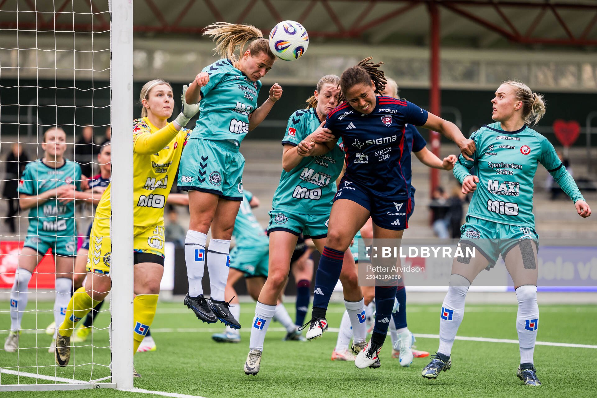 Kristianstads målvakt Moa Olsson och Emma Petrovic