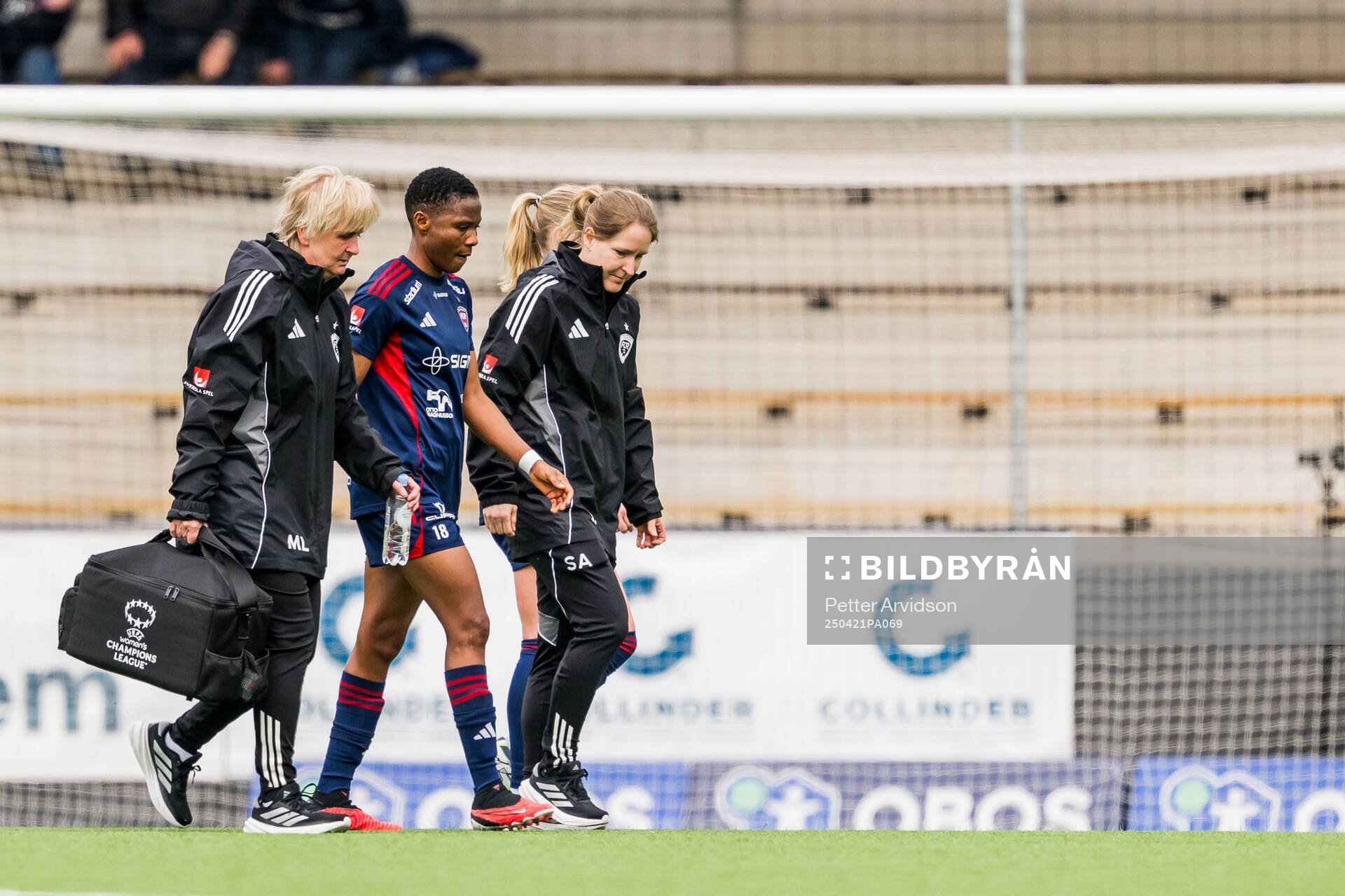 Rosengårds Halimatu Ayinde lämnar planen efter att ha skadat sig under fotbollsmatchen i Damallsvenskan mellan Rosengård och Kristianstad den 21 april 2025 i Malmö.