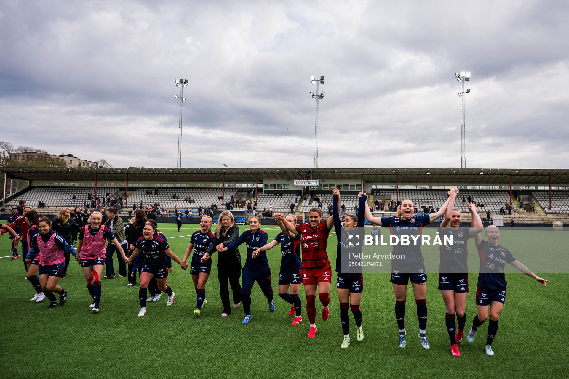 Rosengårds spelare jublar efter fotbollsmatchen i Damallsvenskan mellan Rosengård och Kristianstad den 21 april 2025 i Malmö. 