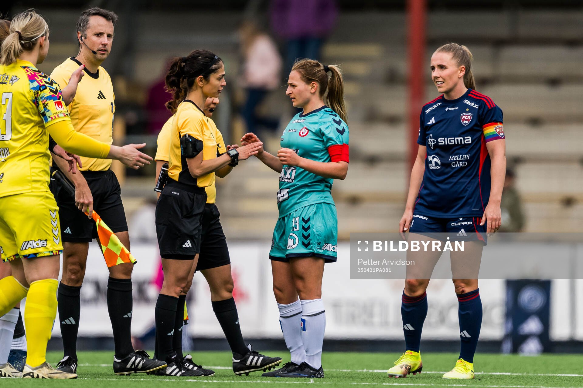 Domare Maral Mirzai och Kristianstads Emma Petrovic