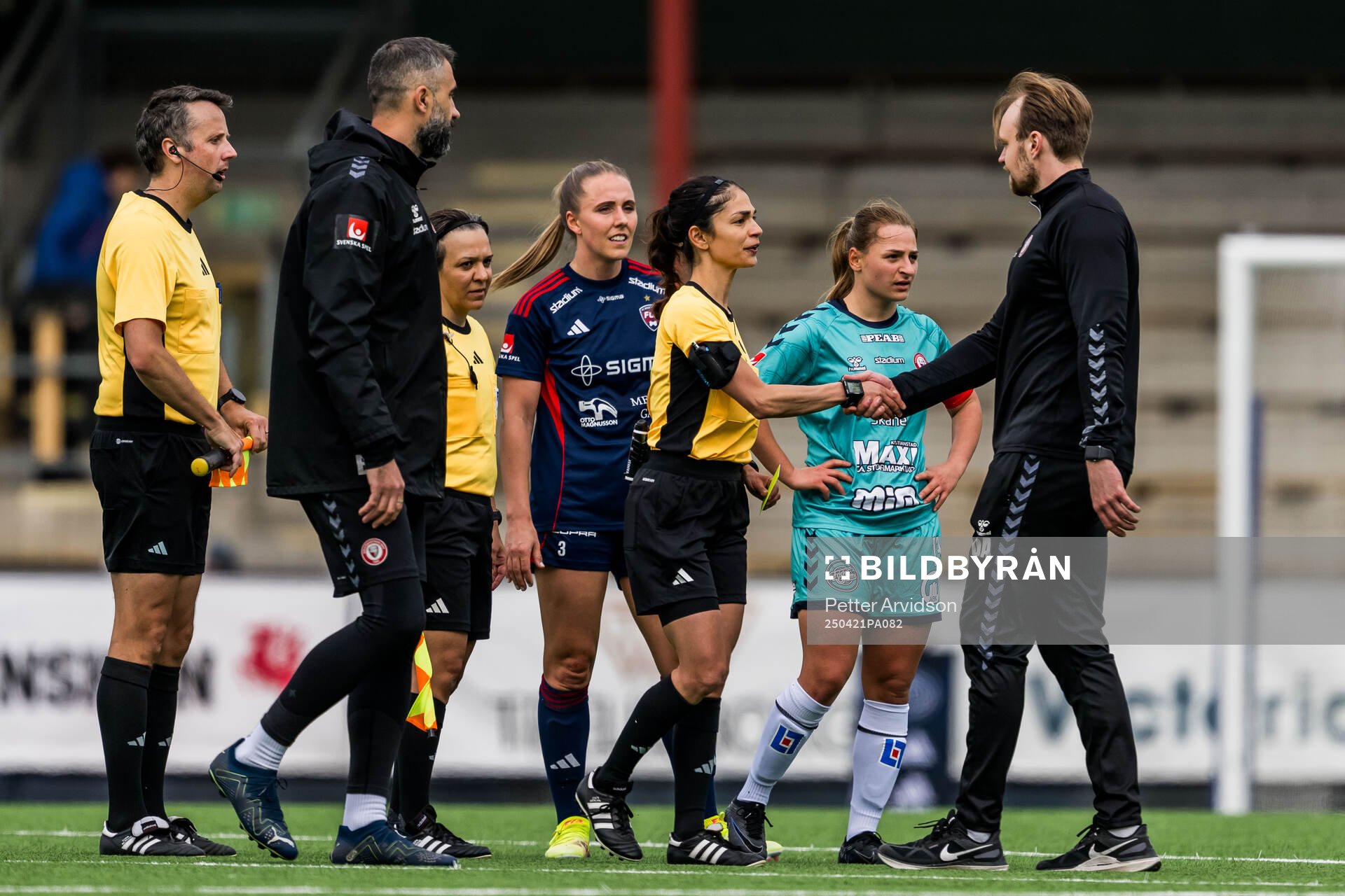 Domare Maral Mirzai och Kristianstads tränare Daniel