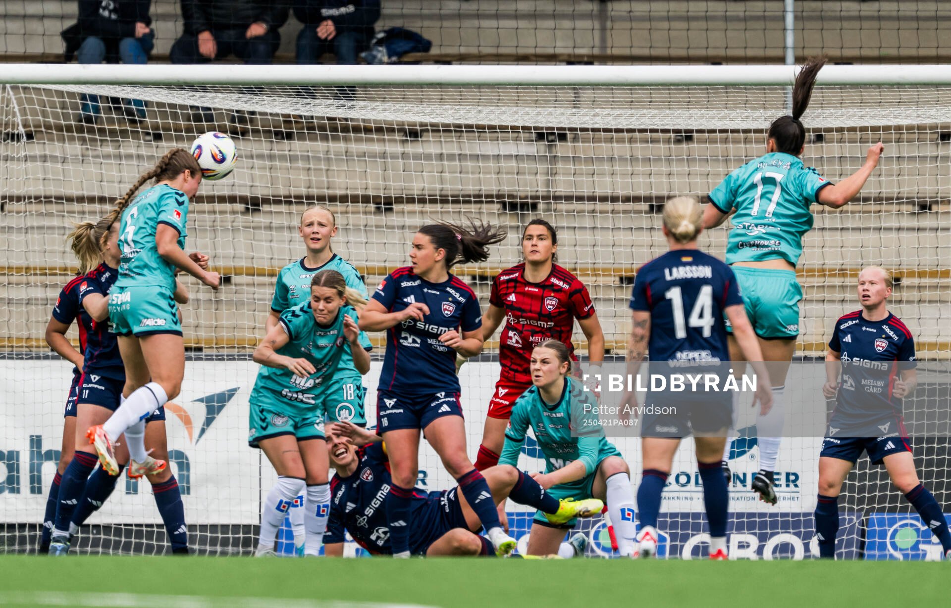 Kristianstads Alexandra Johannsdottir och Rosengårds målvakt Eartha Cumings under fotbollsmatchen i Damallsvenskan mellan Rosengård och Kristianstad den 21 april 2025 i Malmö. 