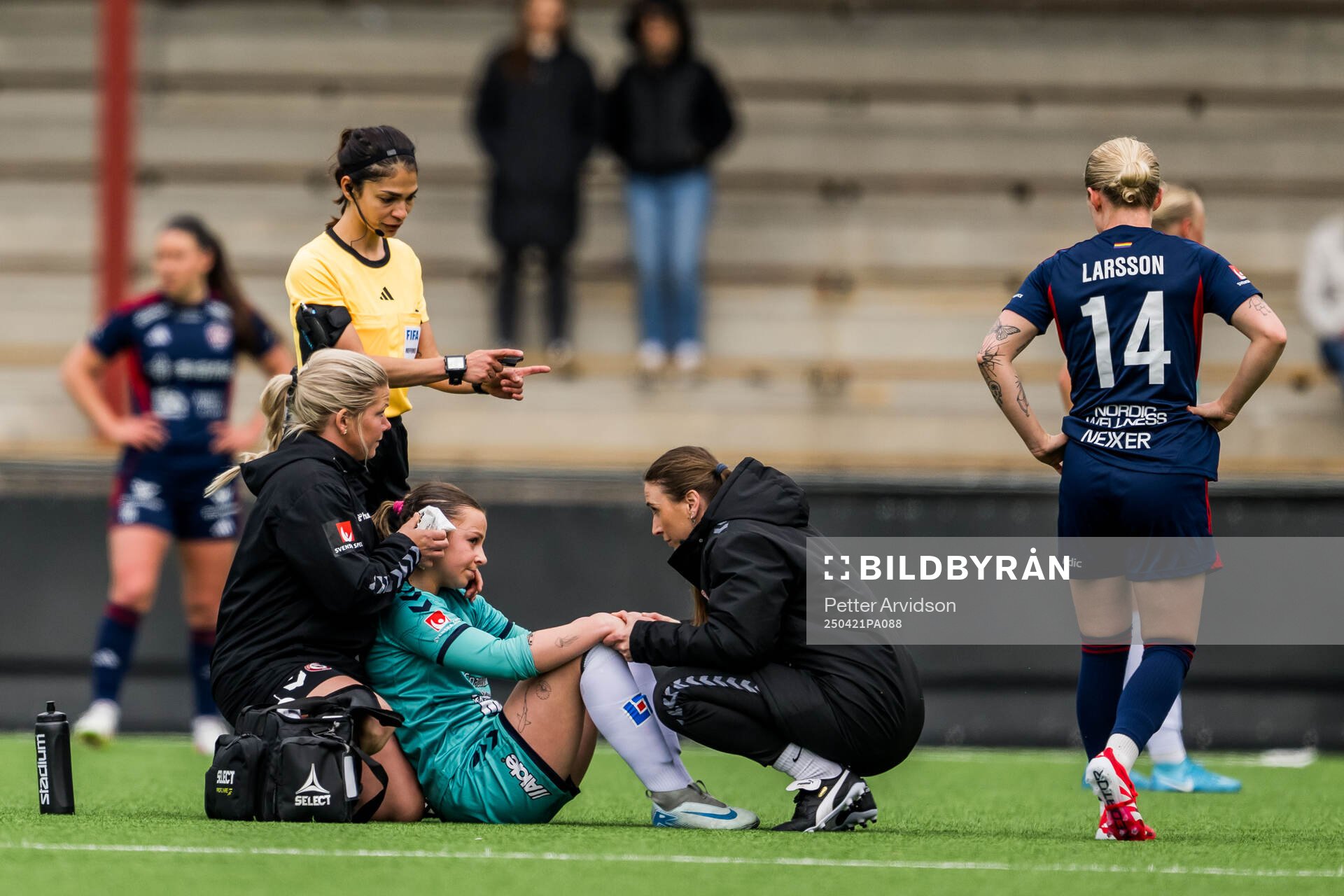 Kristianstads Alice Egnér får vård av medicinsk personal