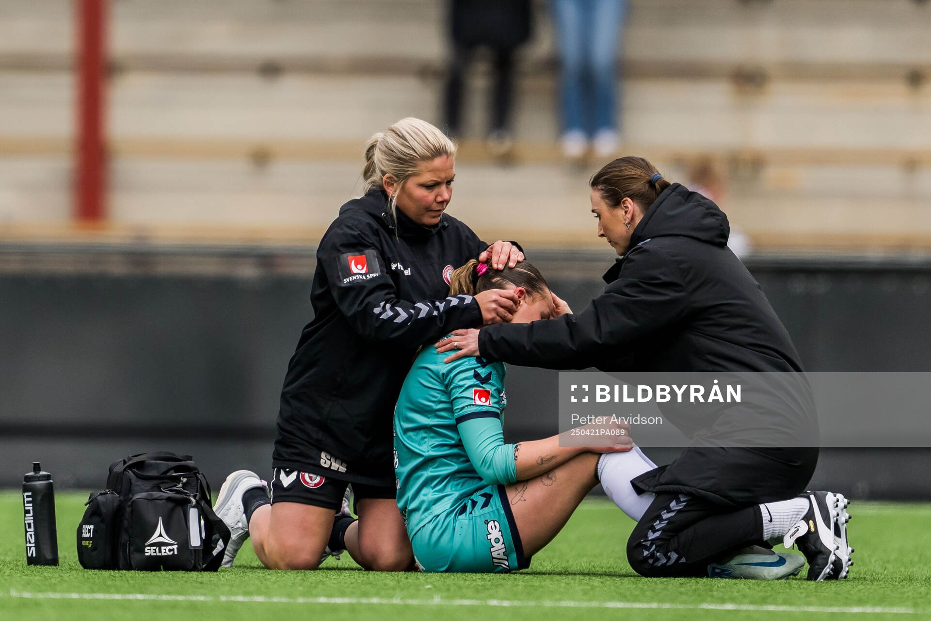 Kristianstads Alice Egnér får vård av medicinsk personal under fotbollsmatchen i Damallsvenskan mellan Rosengård och Kristianstad den 21 april 2025 i Malmö.