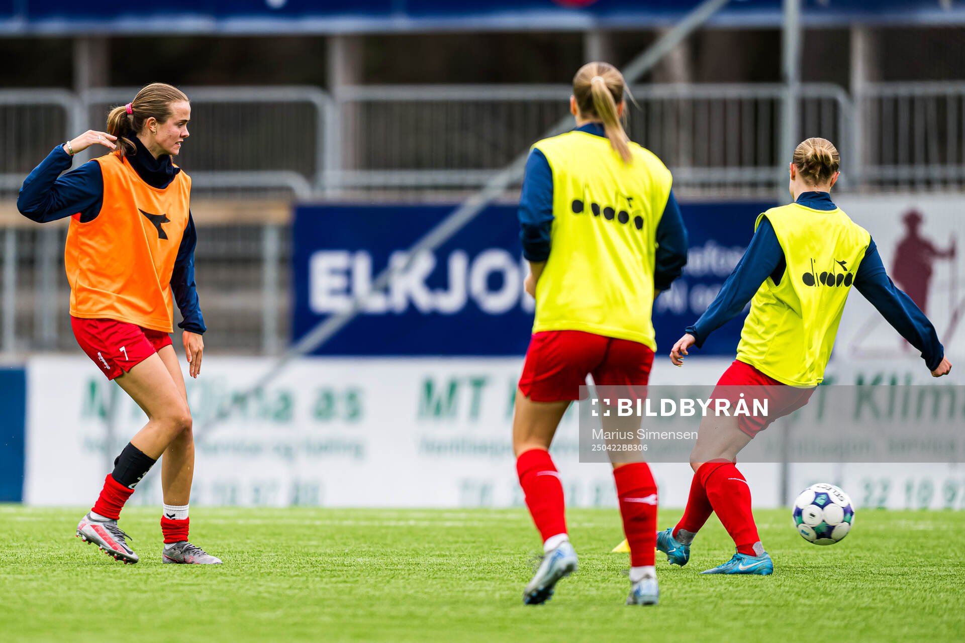 Elle Ulstein of Røa warms up ahead of the Toppserien football match between Hønefoss and Røa on April 22, 2025 in Hønefoss.